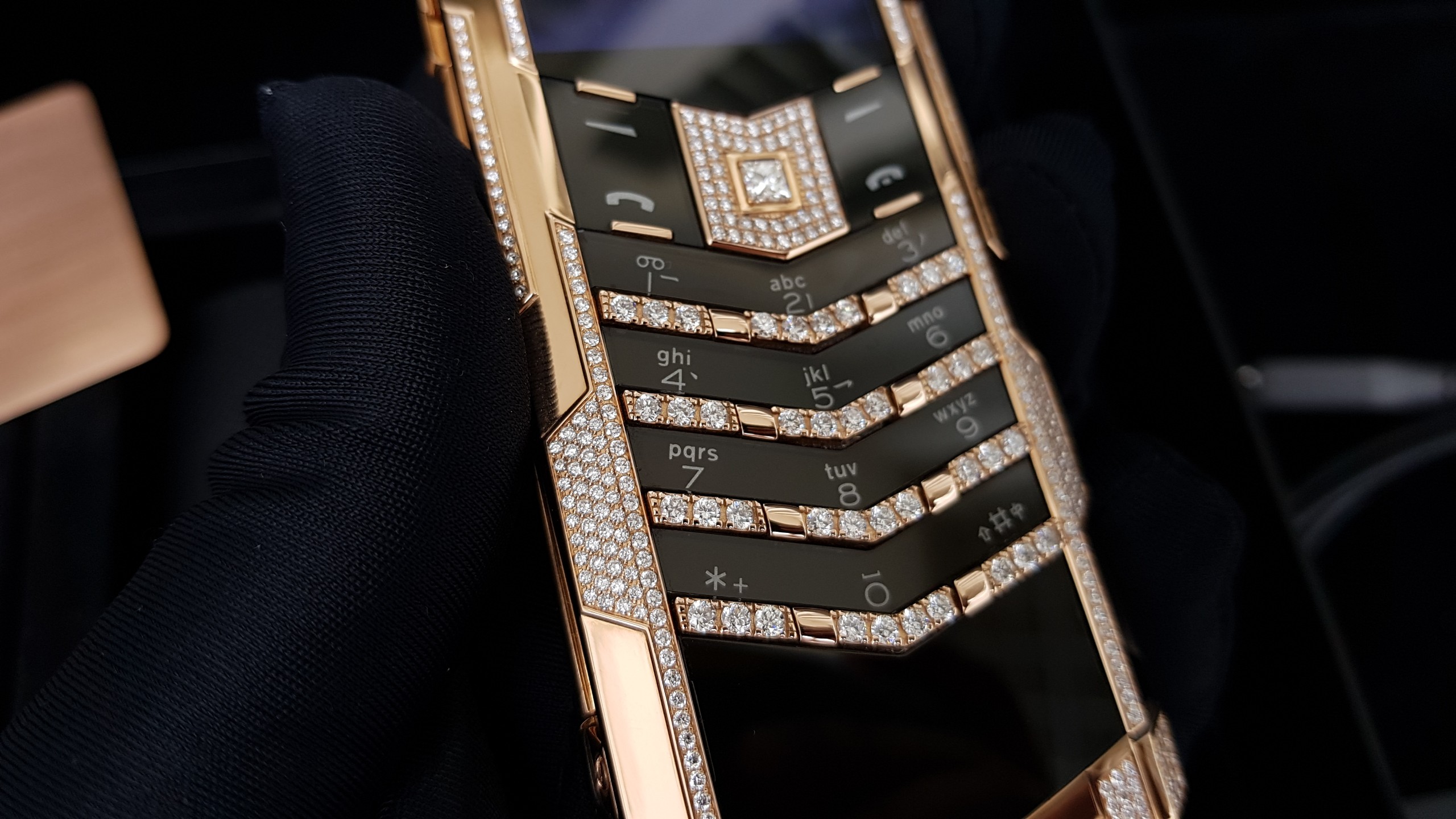 Kỳ Lân Luxury vertu signature s full gold diamond ziczac 28 c6b4720b 2a98 4f14 9643 cd3e36d26094 Vertu Signature S Full Gold Diamond Ziczac