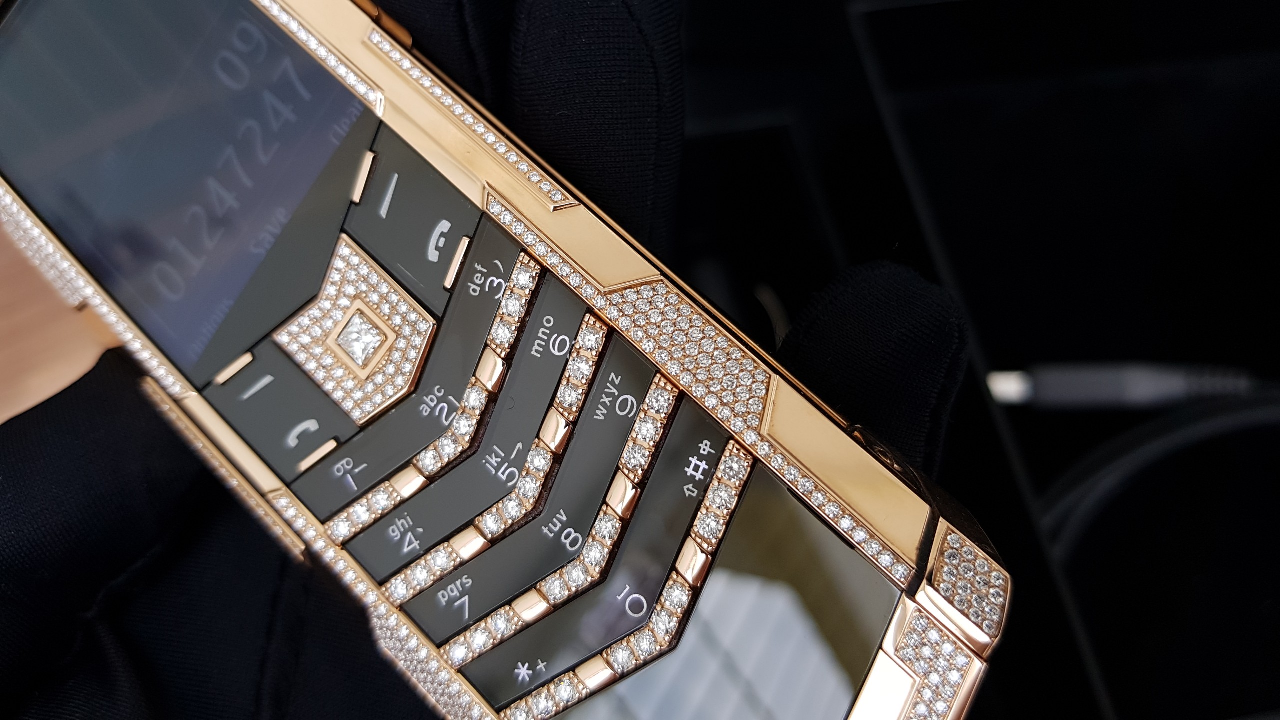 Kỳ Lân Luxury vertu signature s full gold diamond ziczac 32 ca5fea90 dc35 4a3a 8e6f fd8d671b6b59 Vertu Signature S Full Gold Diamond Ziczac