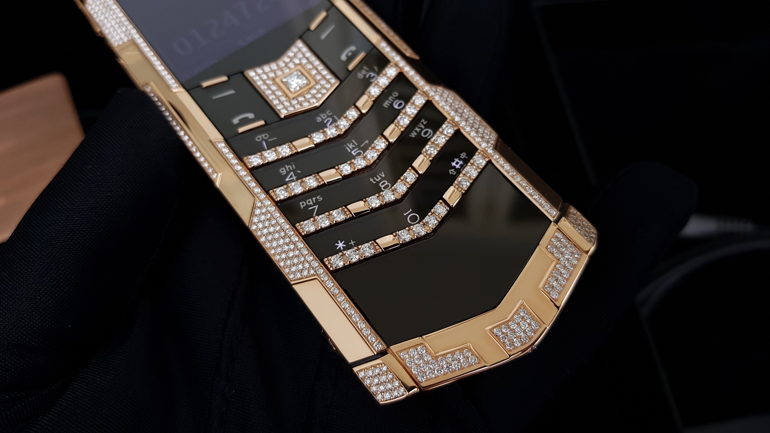 Kỳ Lân Luxury vertu signature s full gold diamond ziczac 33 c3f650c1 af2e 46f6 b743 d75b3725295a Vertu Signature S Full Gold Diamond Ziczac