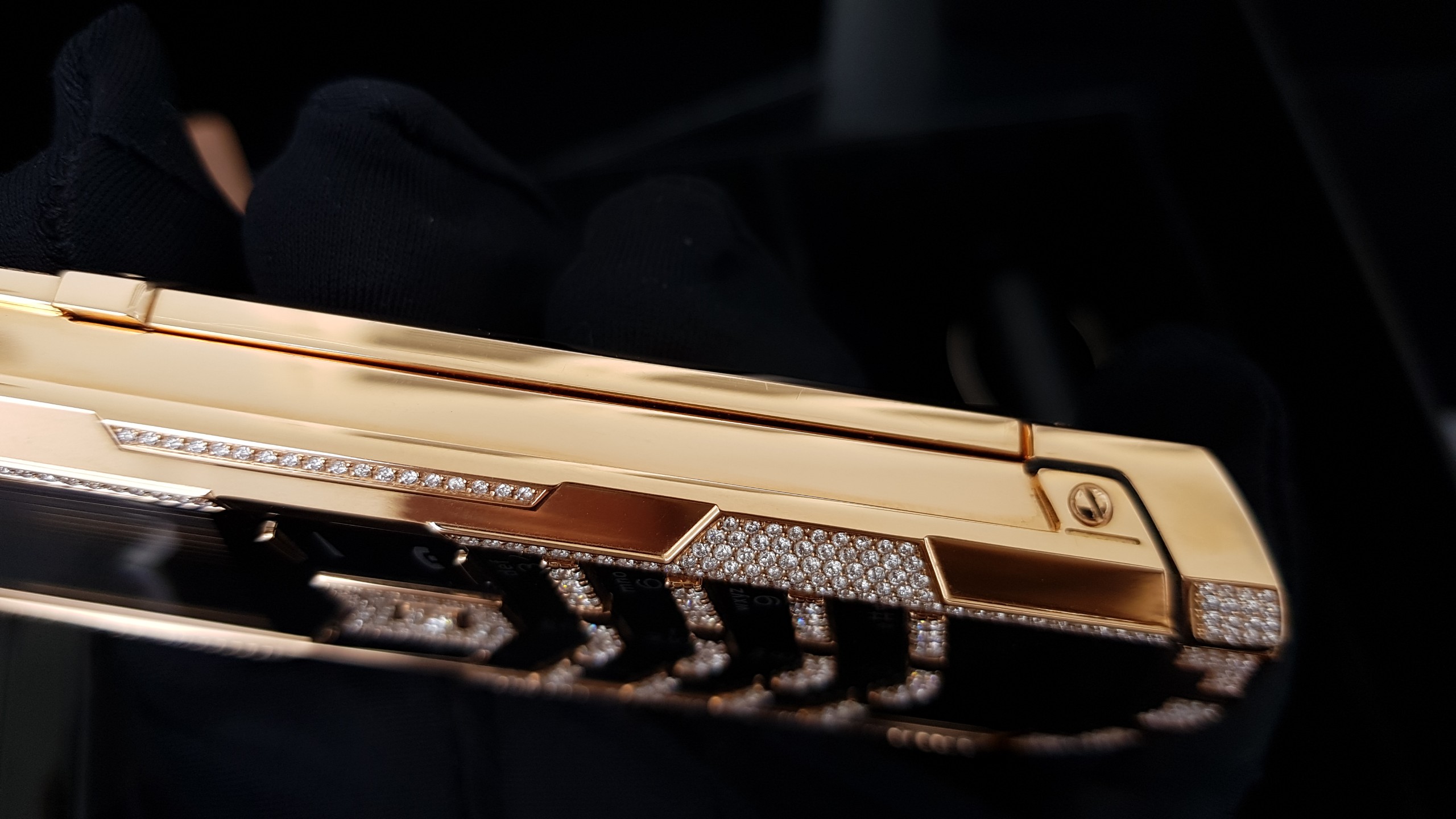 Kỳ Lân Luxury vertu signature s full gold diamond ziczac 7 675ecd40 47bb 47b5 90fb bfbb4ce0f139 Vertu Signature S Full Gold Diamond Ziczac