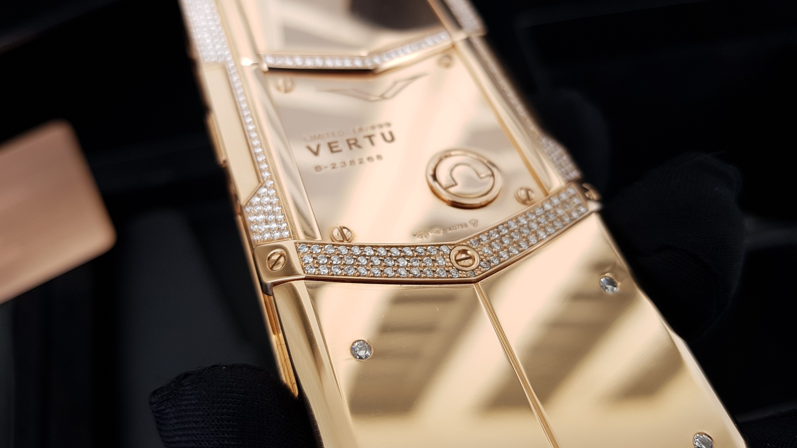 Kỳ Lân Luxury vertu signature s full gold diamond ziczac 9 a0e2e6c1 9486 4be6 8cbe 34a1f9343728 Vertu Signature S Full Gold Diamond Ziczac