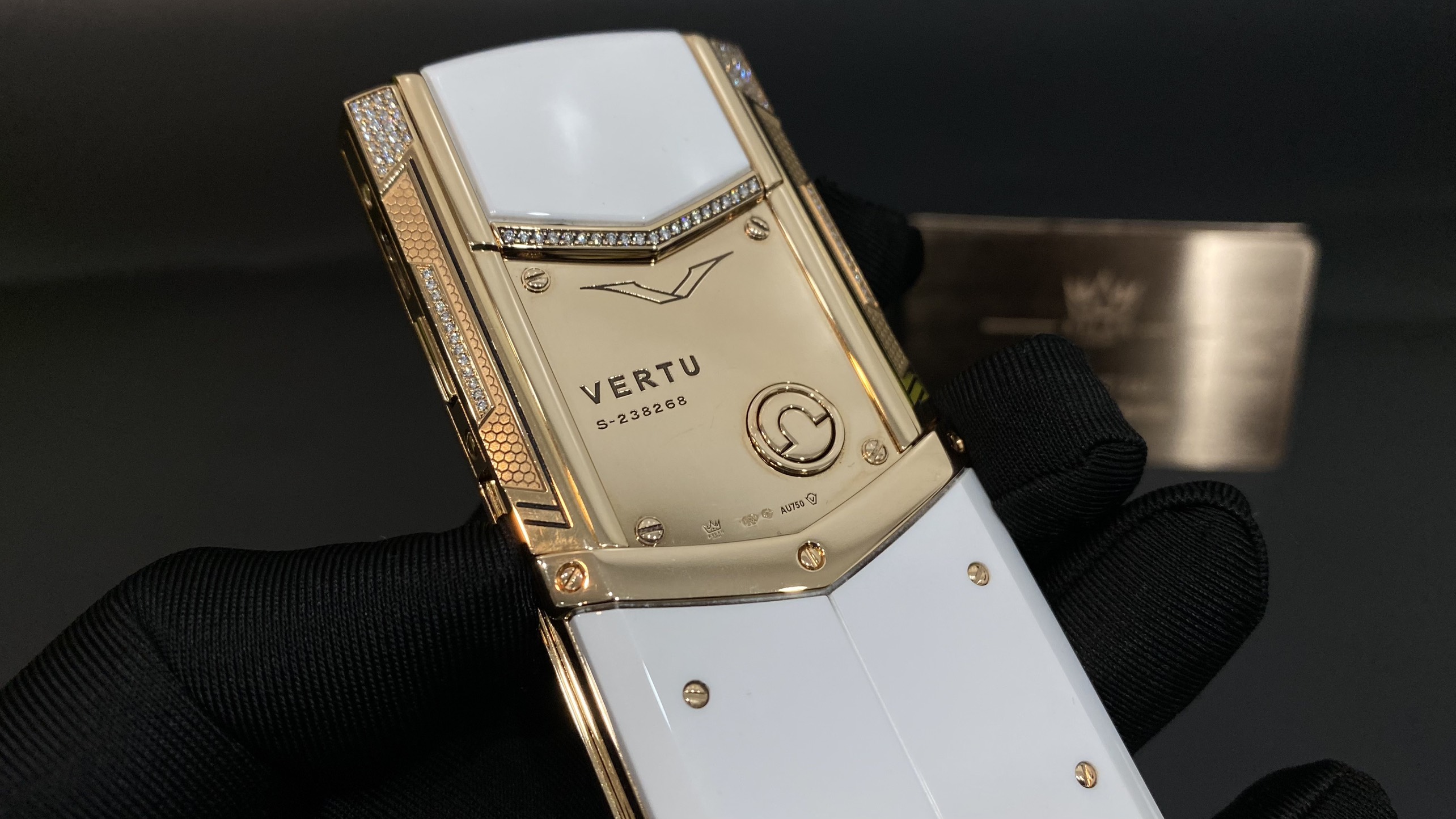 Kỳ Lân Luxury vertu signature s full gold full diamond ziczac 1 Vertu Signature S Gold Mix Diamond White Alternative