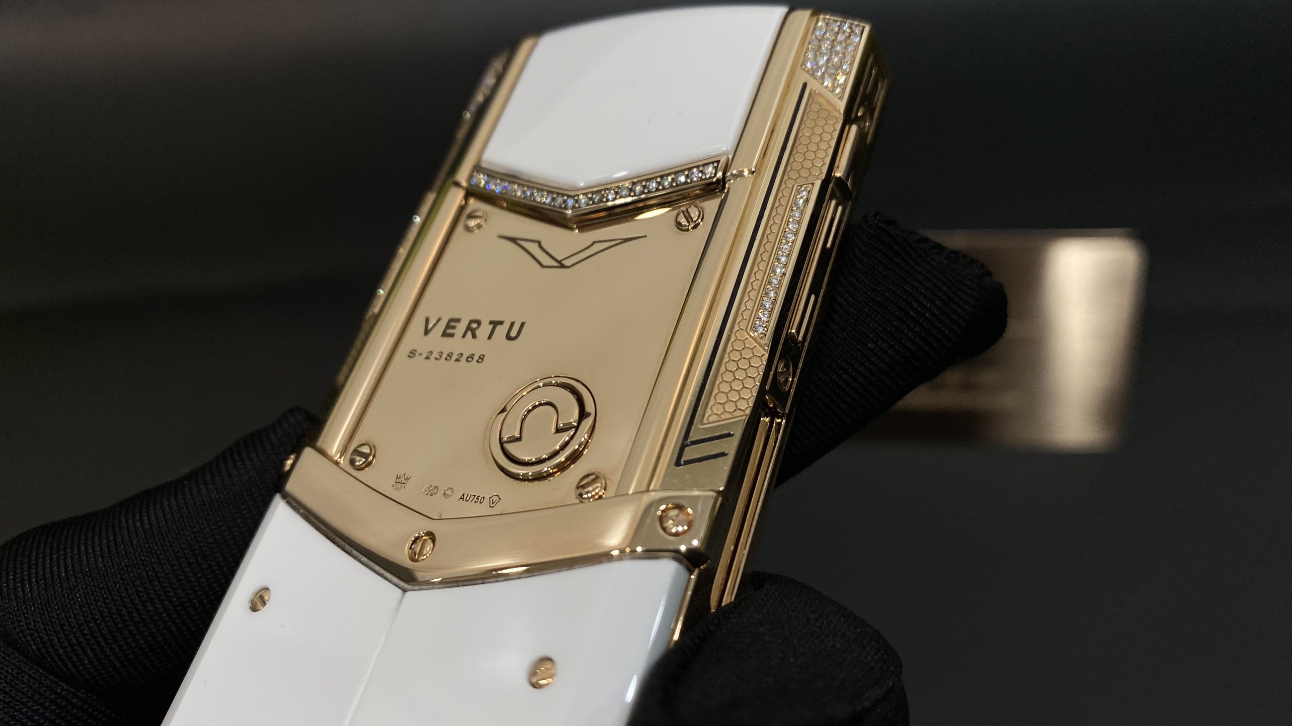 Kỳ Lân Luxury vertu signature s full gold full diamond ziczac 2 Vertu Signature S Gold Mix Diamond White Alternative