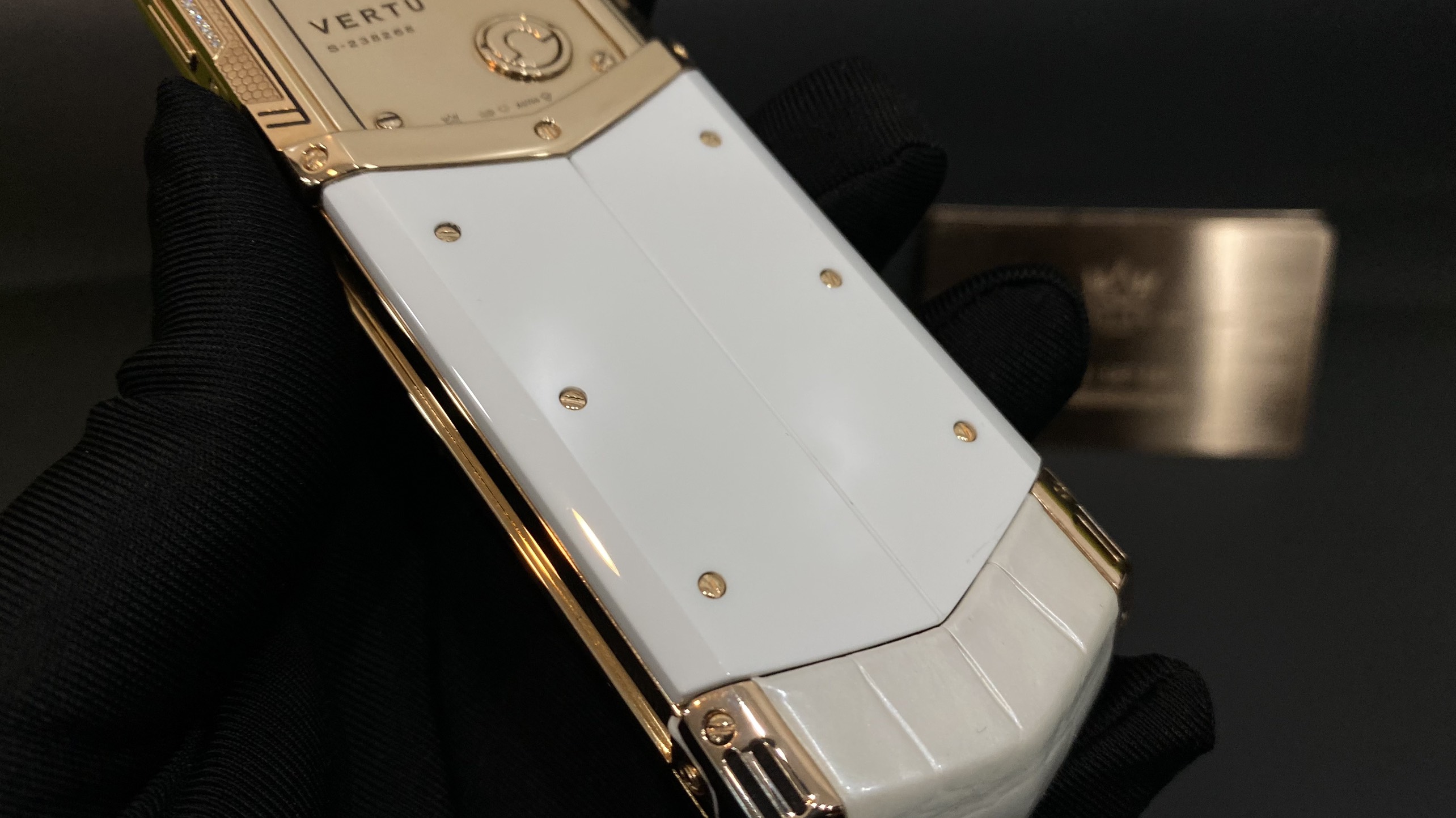 Vertu Signature S Gold Mix Diamond White Alternative 39 Kỳ Lân Luxury vertu signature s full gold full diamond ziczac 5 Vertu Signature S Gold Mix Diamond White Alternative