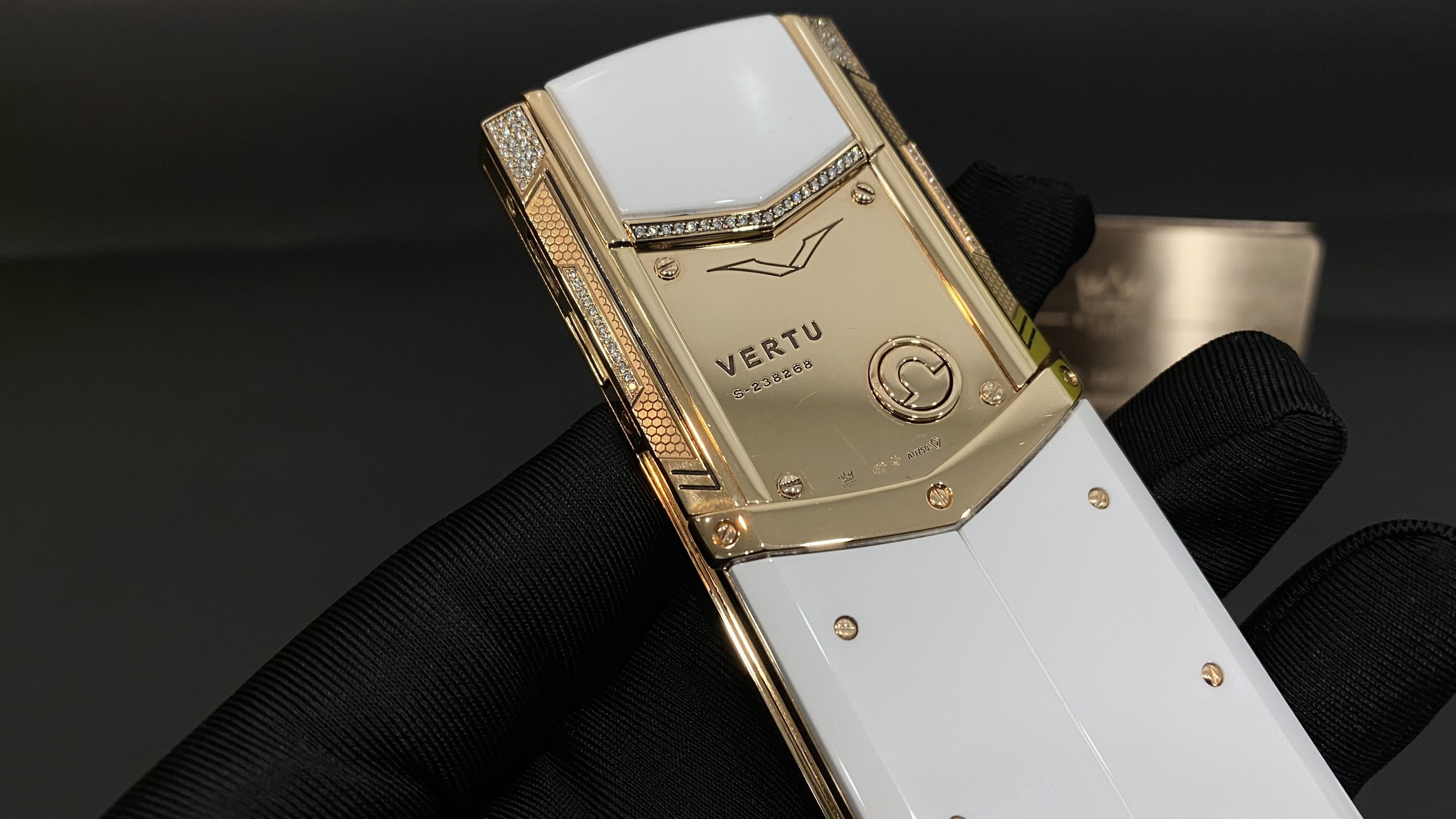 Kỳ Lân Luxury vertu signature s full gold full diamond ziczac 8 Vertu Signature S Gold Mix Diamond White Alternative