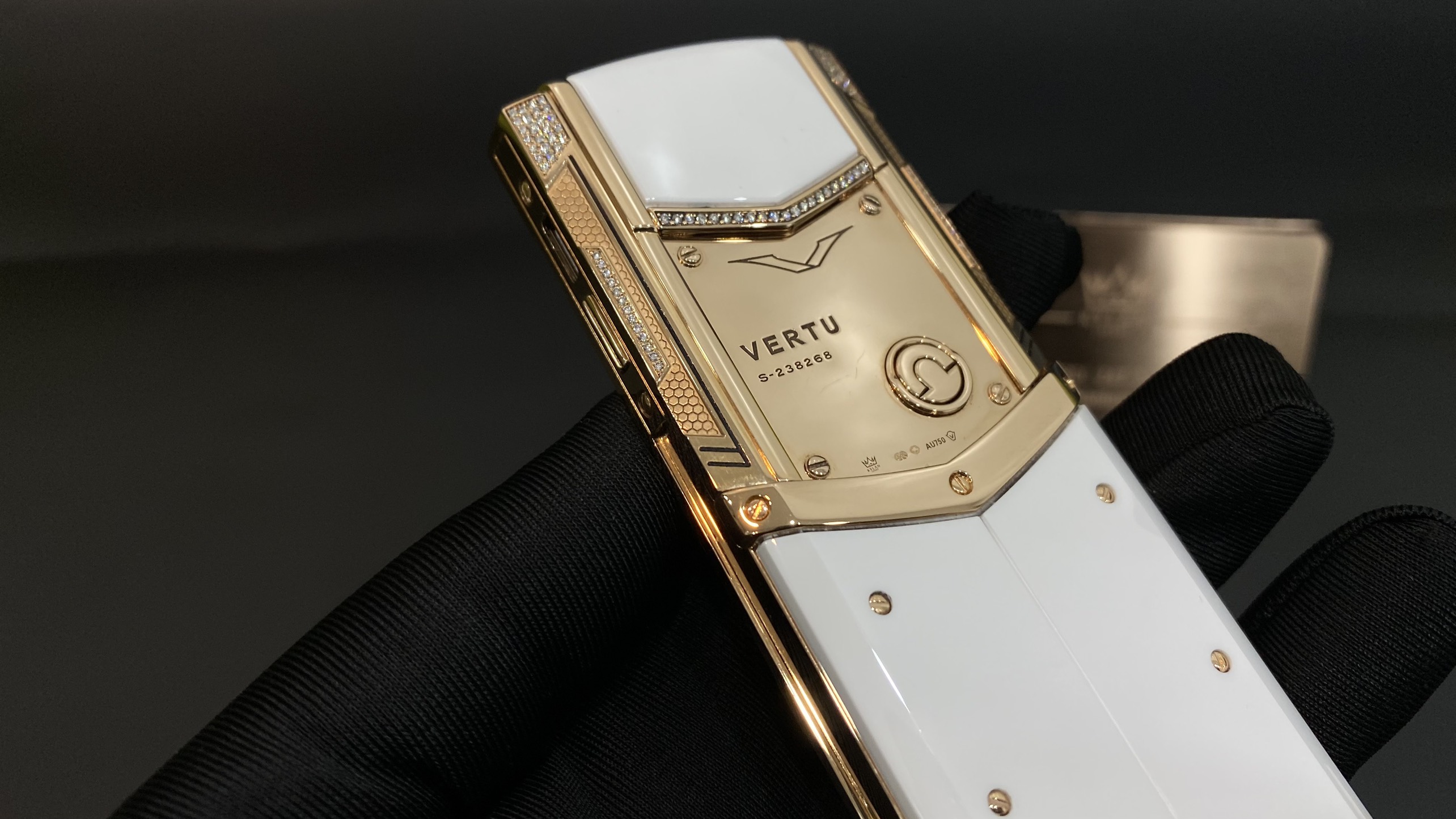 Kỳ Lân Luxury vertu signature s full gold full diamond ziczac 9 Vertu Signature S Gold Mix Diamond White Alternative