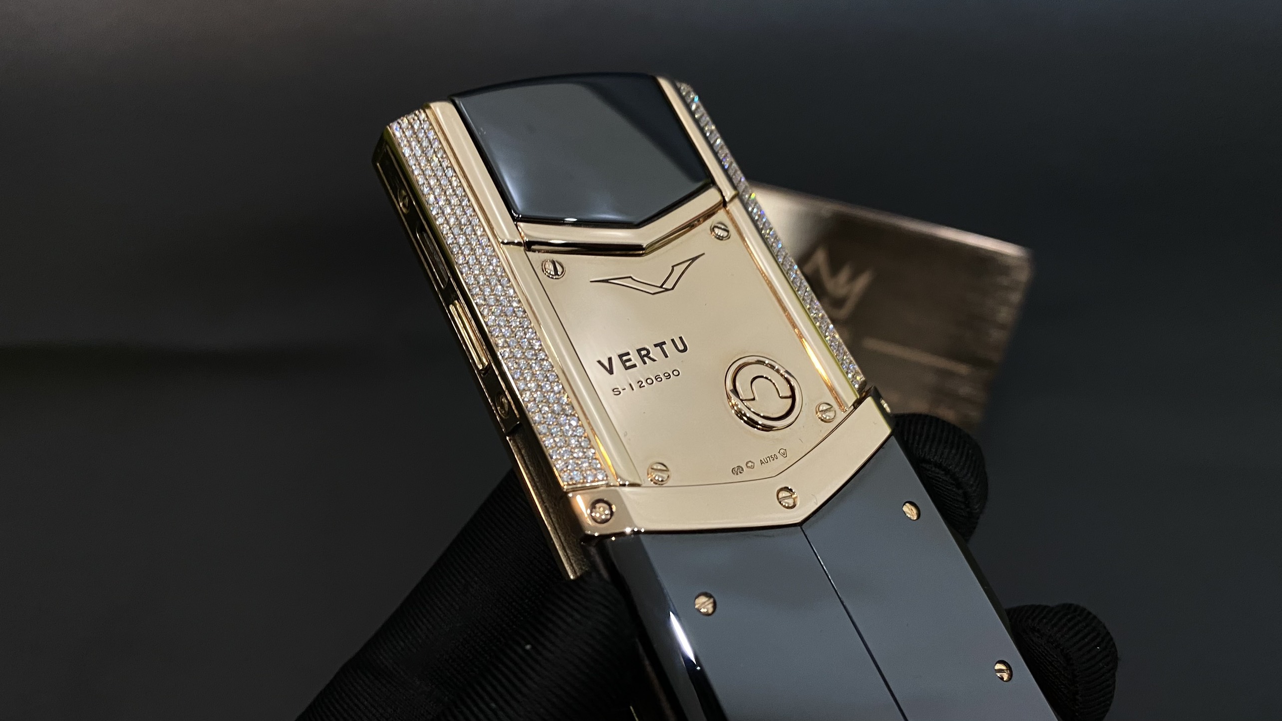 Kỳ Lân Luxury vertu signature s full gold mix diamond 12 9cbc97b3 9b19 4bd8 86ac f16d464d2696 Vertu Signature S Full Gold Mix Diamond