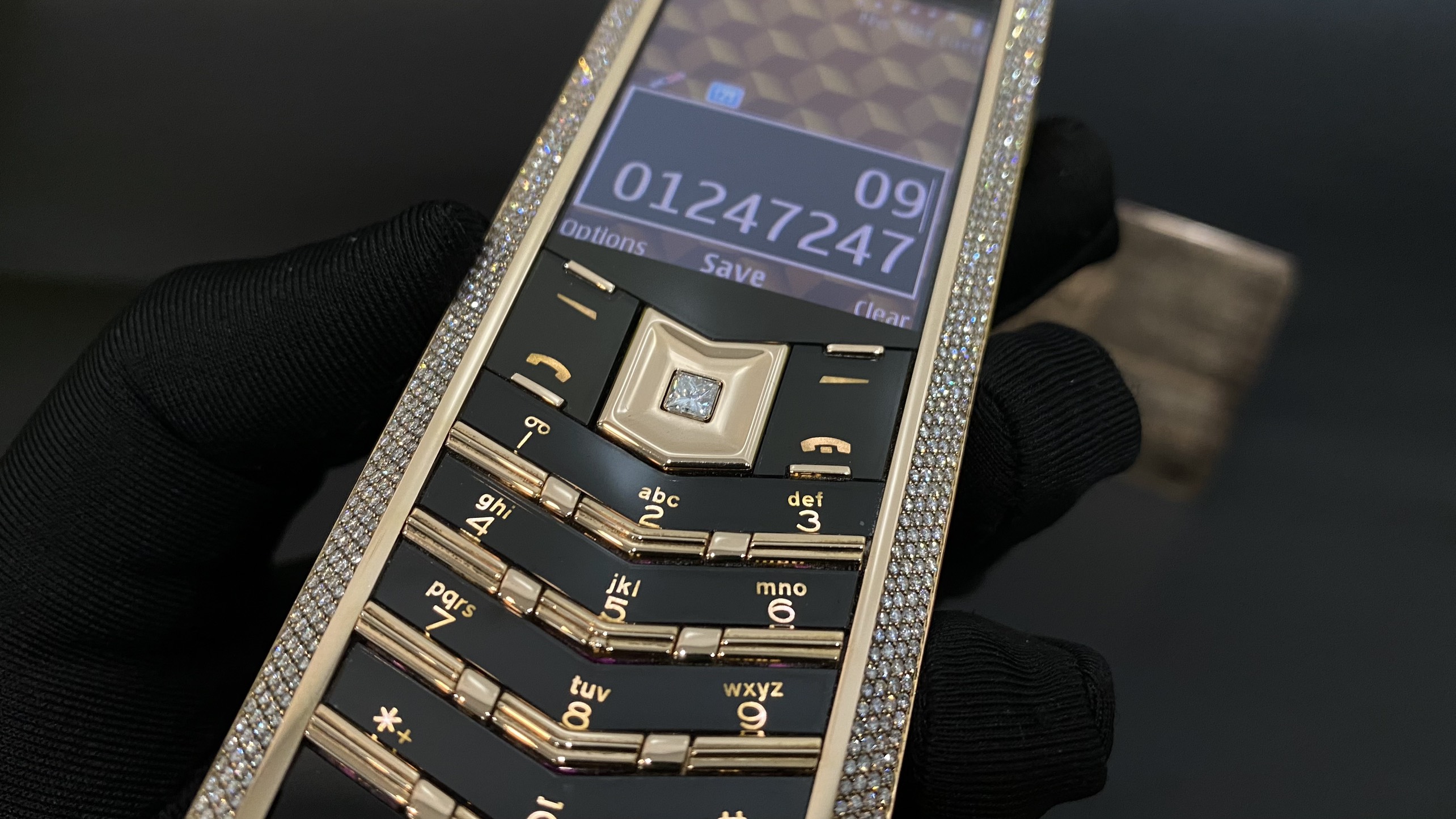 Kỳ Lân Luxury vertu signature s full gold mix diamond 17 b434bd0a 8580 4bbc 993c f6e6adef3786 Vertu Signature S Full Gold Mix Diamond