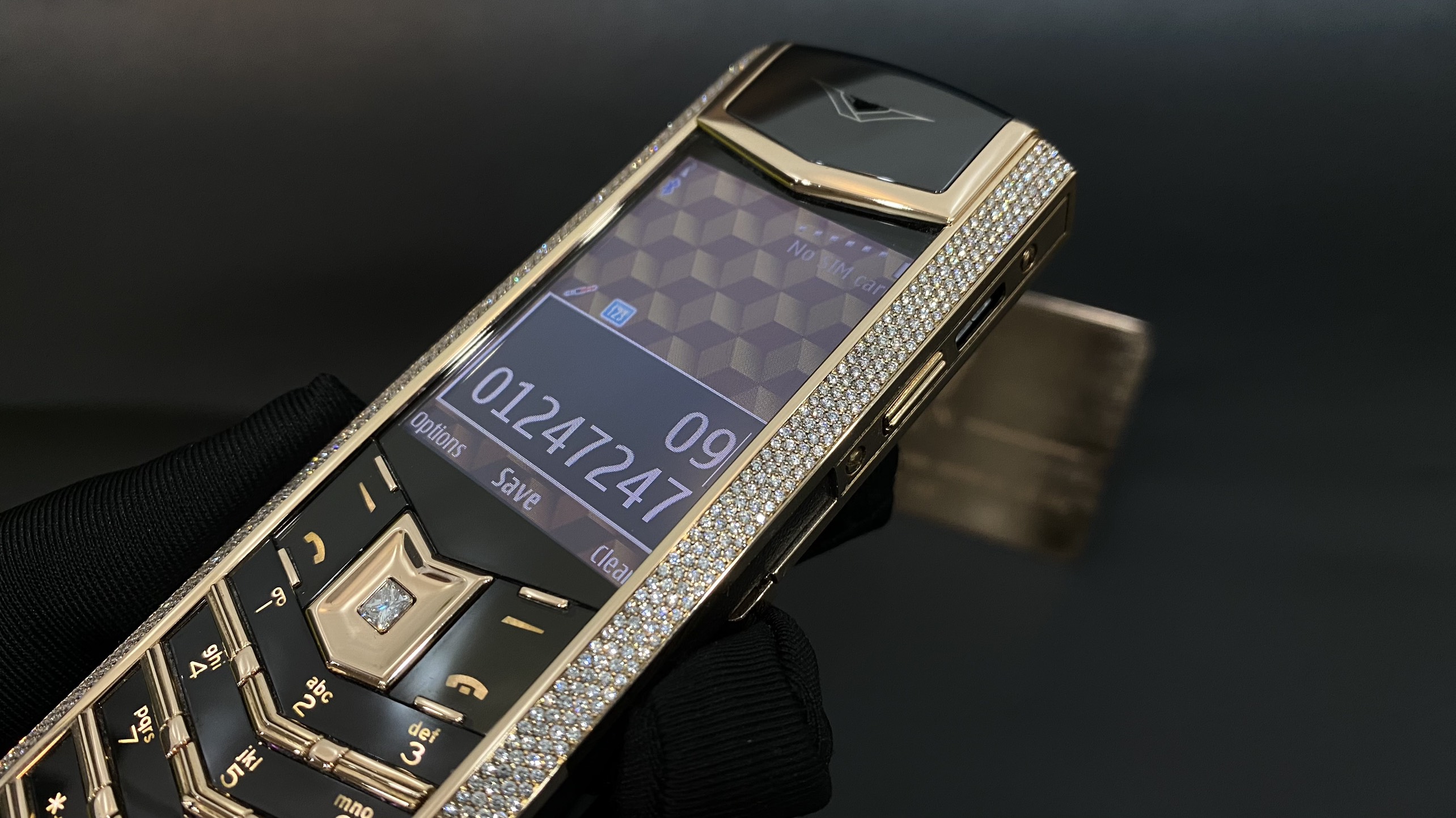 Kỳ Lân Luxury vertu signature s full gold mix diamond 20 1ff3b2fd 78b0 457d ada6 62dea0e4bd2c Vertu Signature S Full Gold Mix Diamond