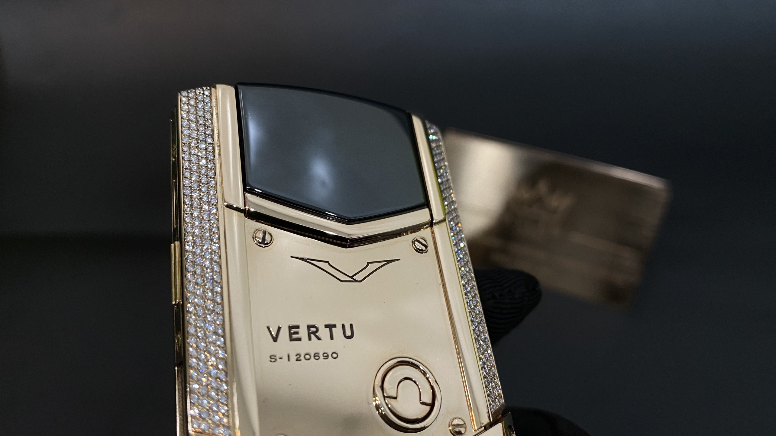 Kỳ Lân Luxury vertu signature s full gold mix diamond 3 f633c100 b168 4160 bb05 144a352ad7dd Vertu Signature S Full Gold Mix Diamond