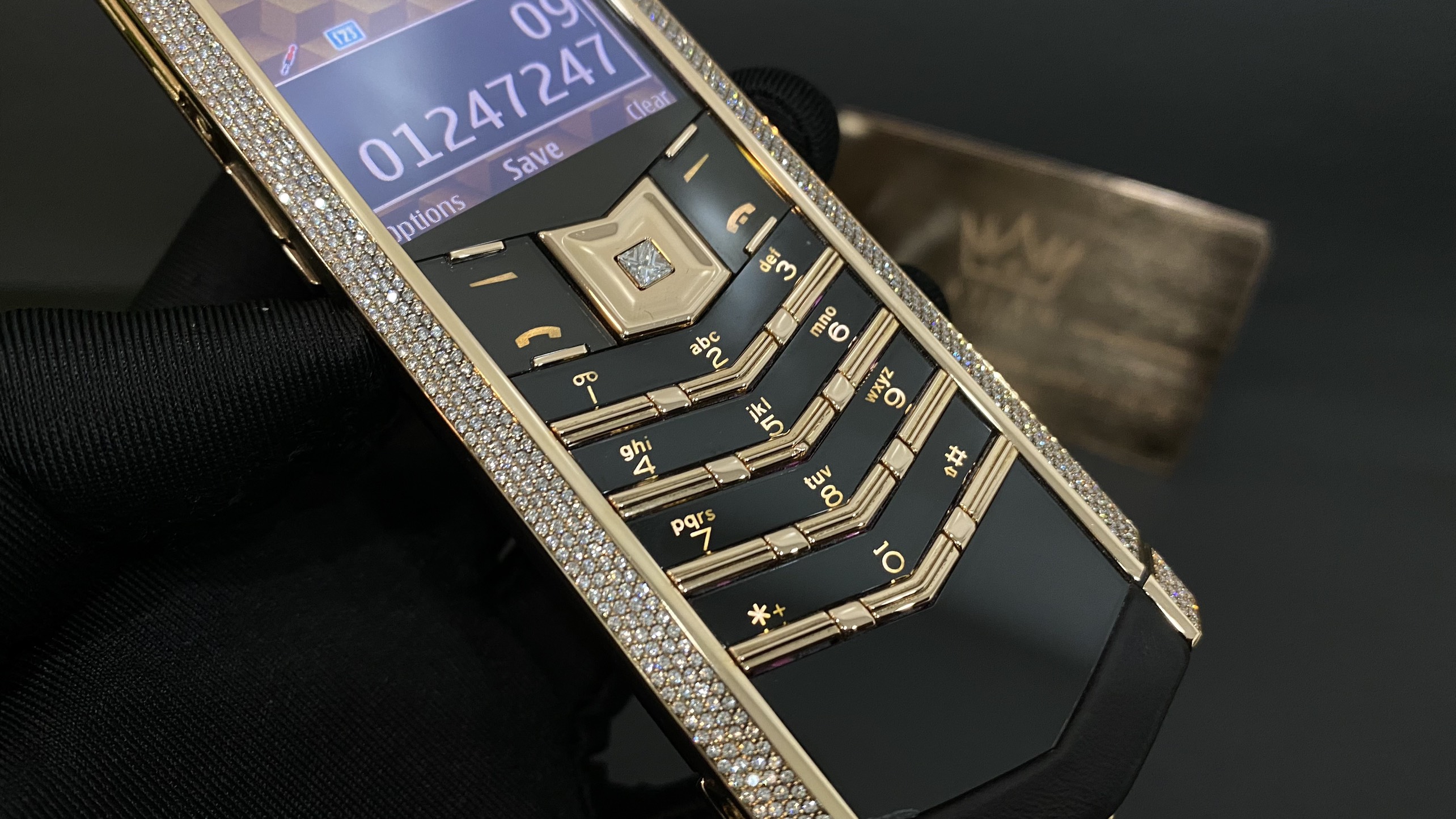 Kỳ Lân Luxury vertu signature s full gold mix diamond 37 8237a34e e59d 4048 8ceb 46e2cf5dc48b Vertu Signature S Full Gold Mix Diamond