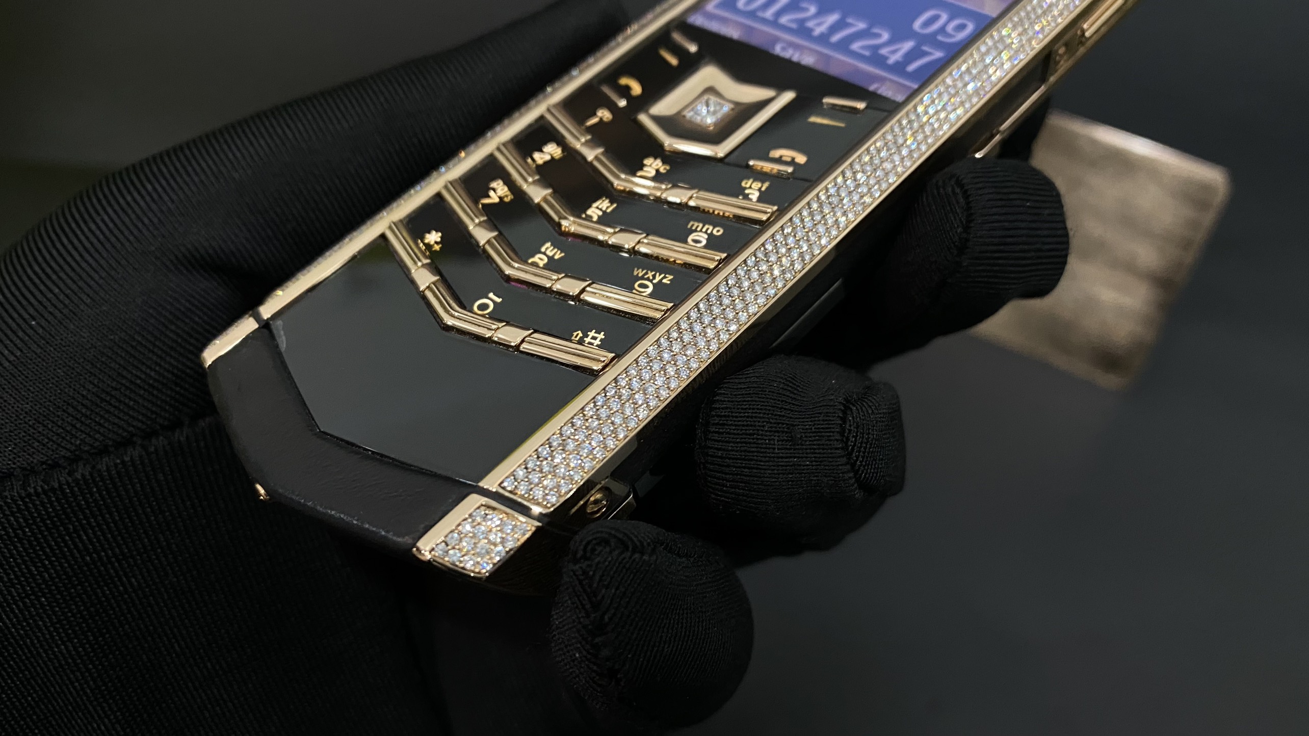 Kỳ Lân Luxury vertu signature s full gold mix diamond 38 ad16de36 bc6f 4416 a2e1 1c62d654dc46 Vertu Signature S Full Gold Mix Diamond