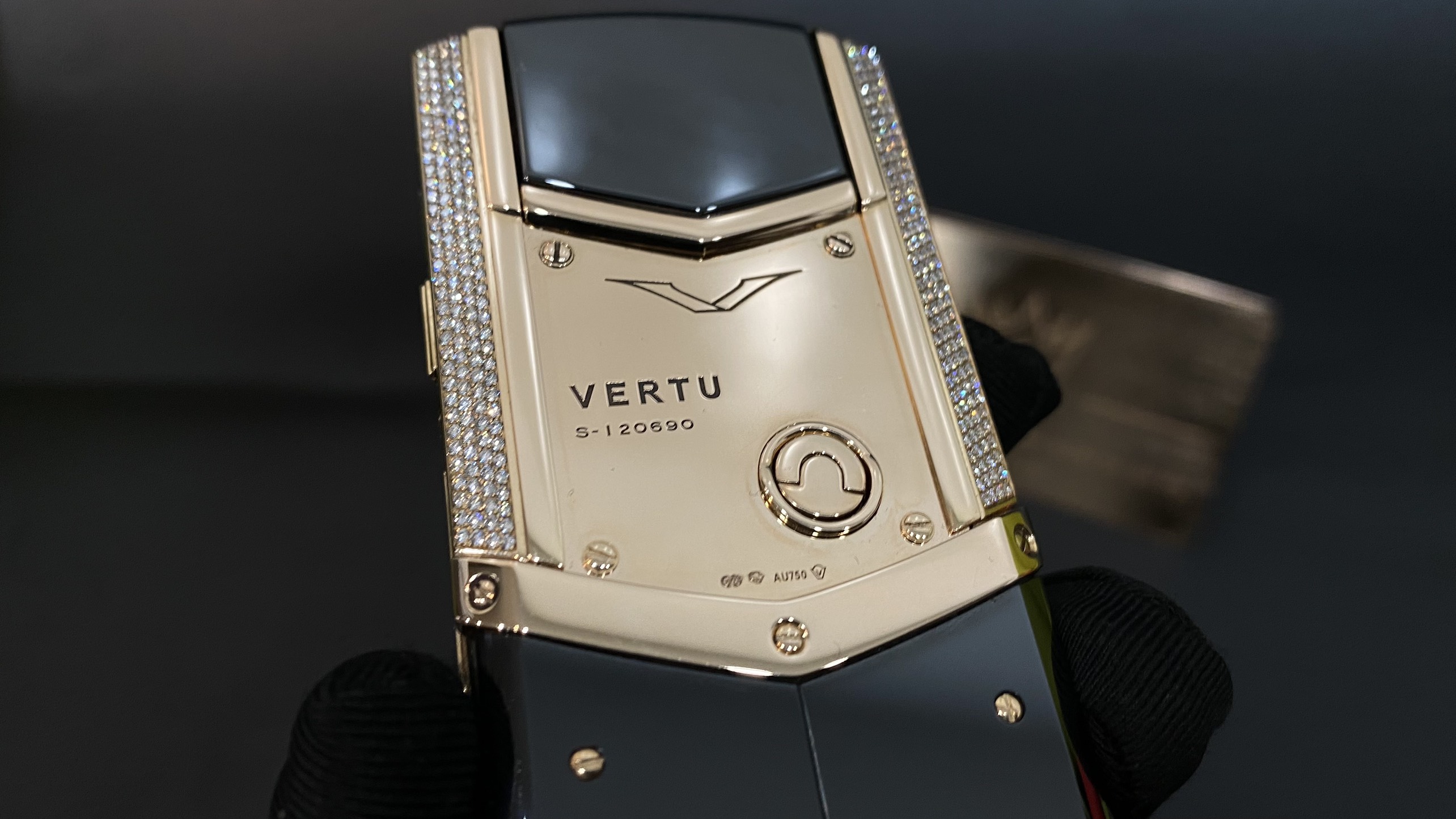 Kỳ Lân Luxury vertu signature s full gold mix diamond 7 84c7d314 7da0 4c19 993c 3f29fbae6c89 Vertu Signature S Full Gold Mix Diamond