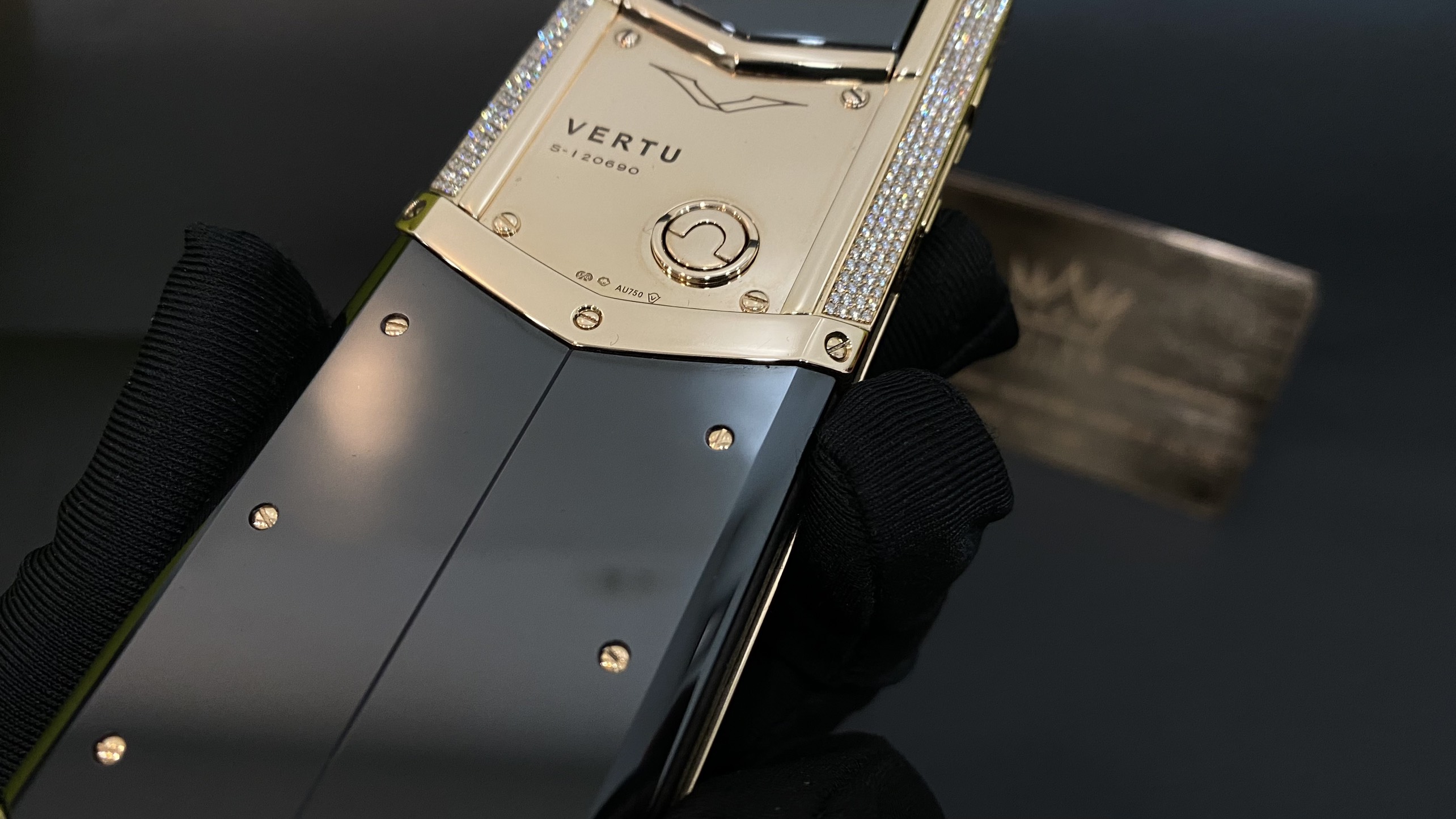 Kỳ Lân Luxury vertu signature s full gold mix diamond 8 b0f6b57c 3e57 4129 aa76 80d6ca839018 Vertu Signature S Full Gold Mix Diamond