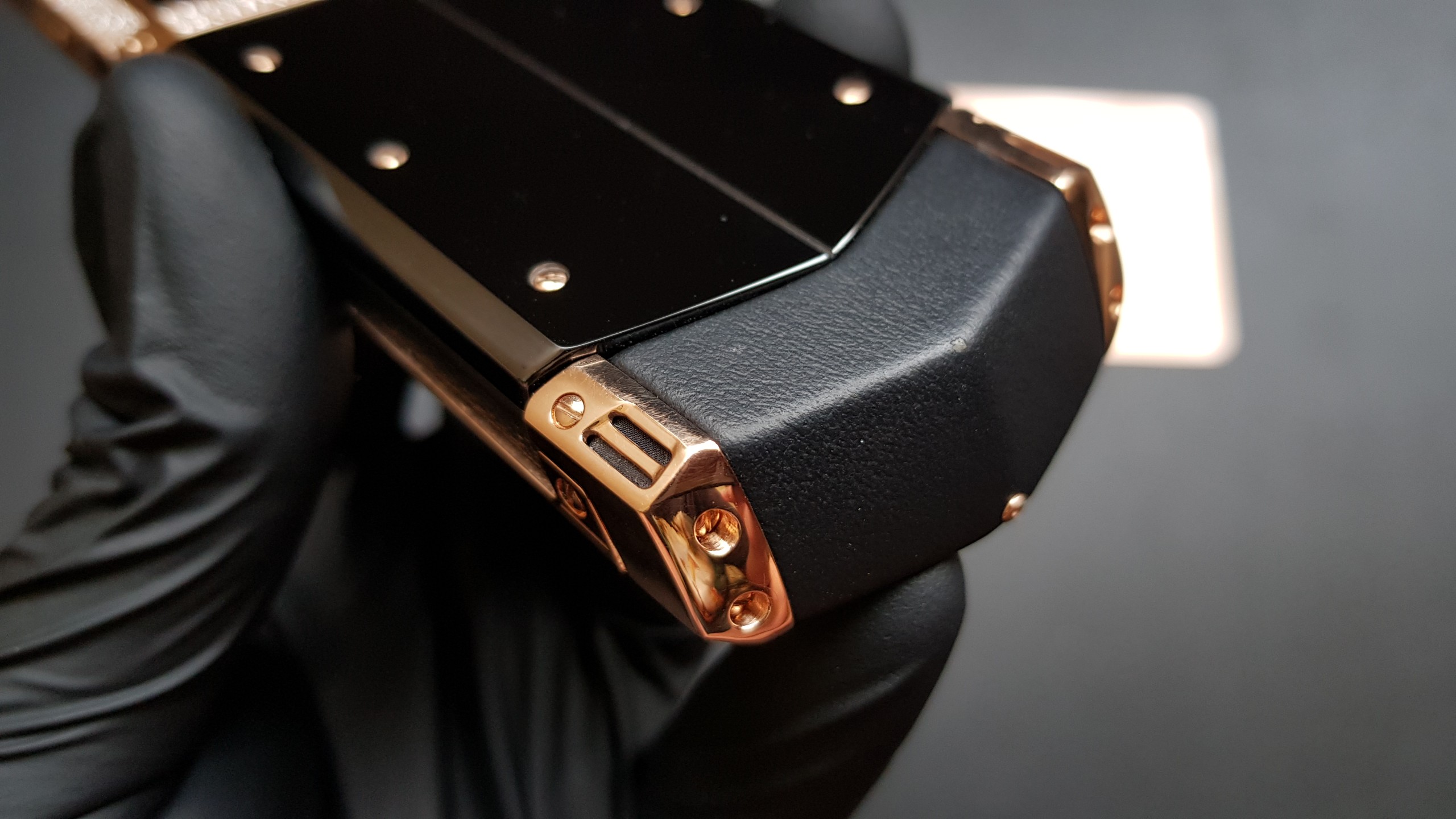 Kỳ Lân Luxury vertu signature s gold diamond 1 3af10d4f df2f 4194 8c6d 266f8e6c2447 Vertu Signature S Gold Diamond