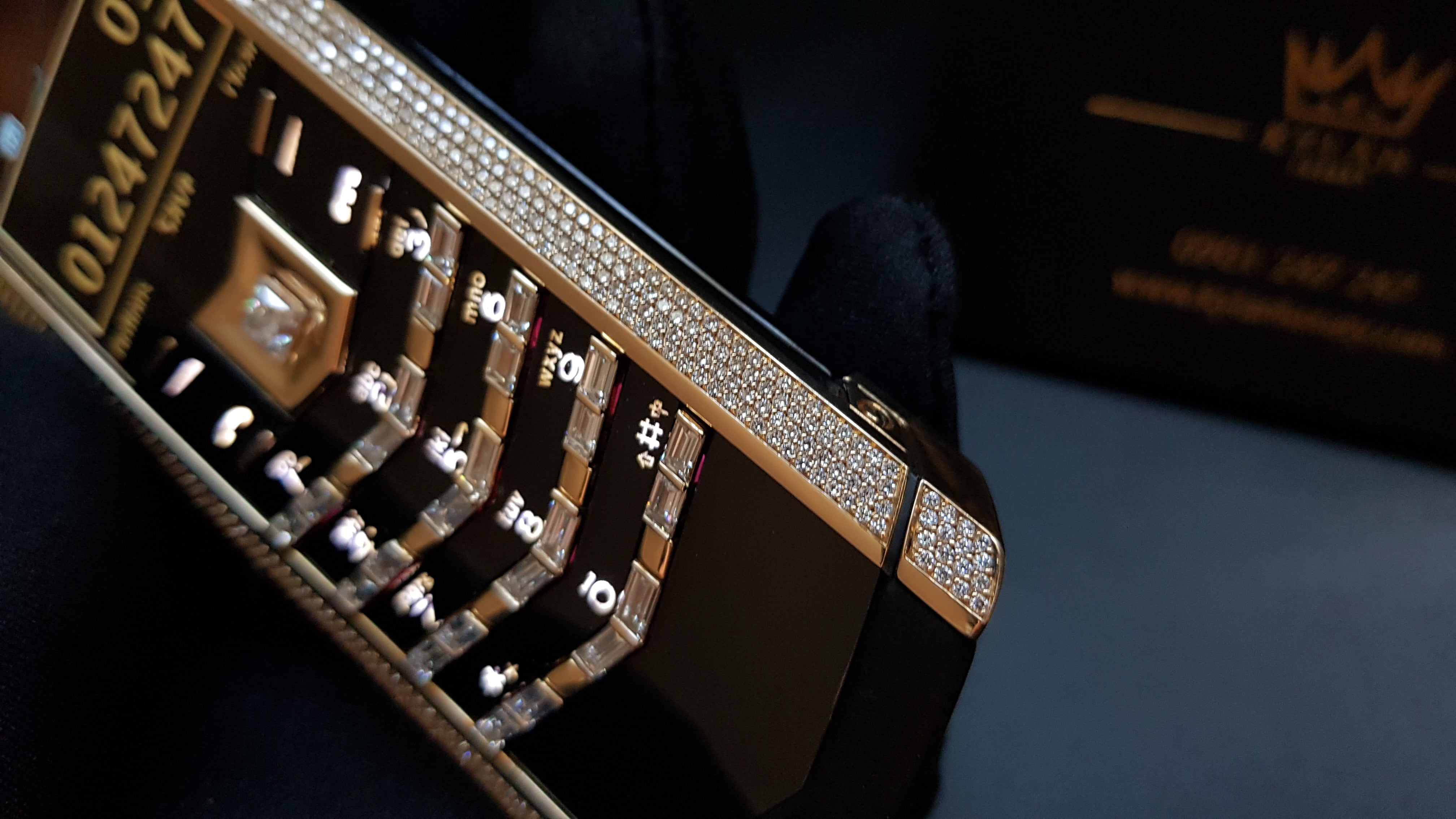Kỳ Lân Luxury vertu signature s vang khoi dinh full kim cuong 25 b954193c 25db 4468 a231 3f2eb6ee6ecf Vertu Signature S vàng khối đính full kim cương