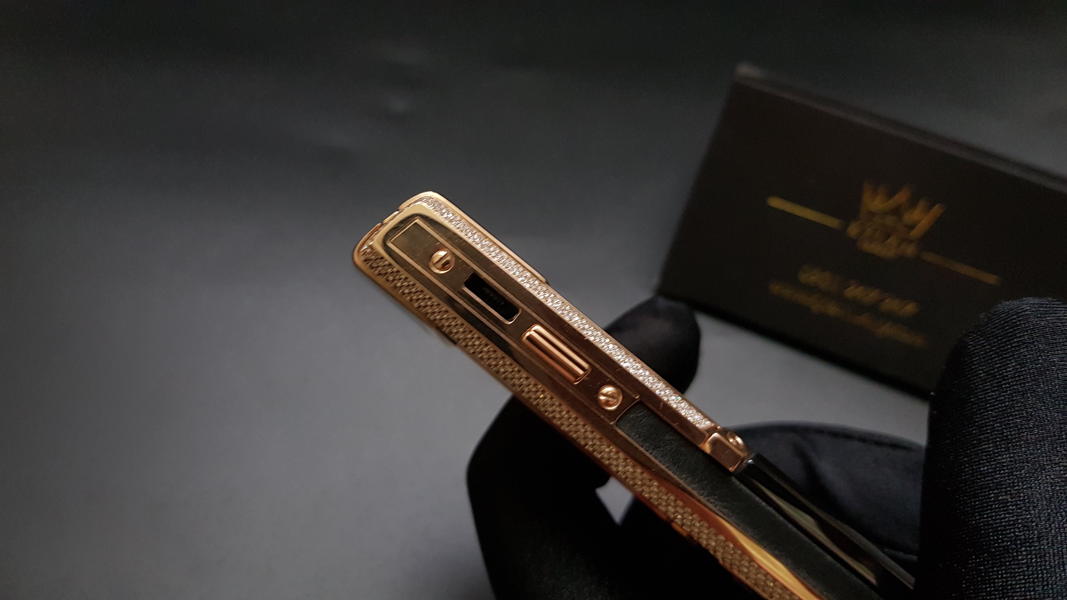 Kỳ Lân Luxury vertu signature s vang khoi dinh full kim cuong 27 Vertu Signature S Vàng khối đính full kim cương