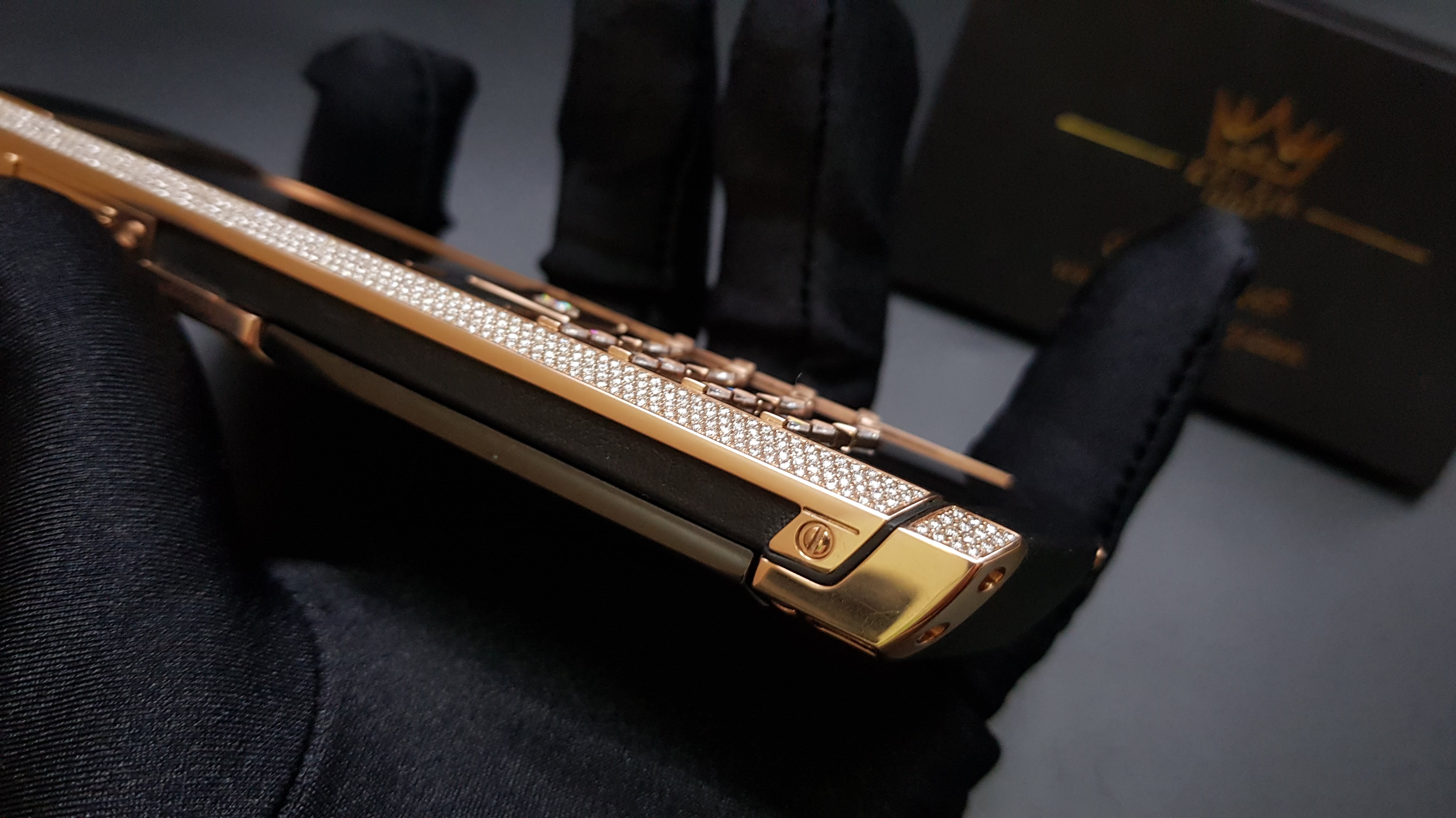 Kỳ Lân Luxury vertu signature s vang khoi dinh full kim cuong 29 Vertu Signature S Vàng khối đính full kim cương