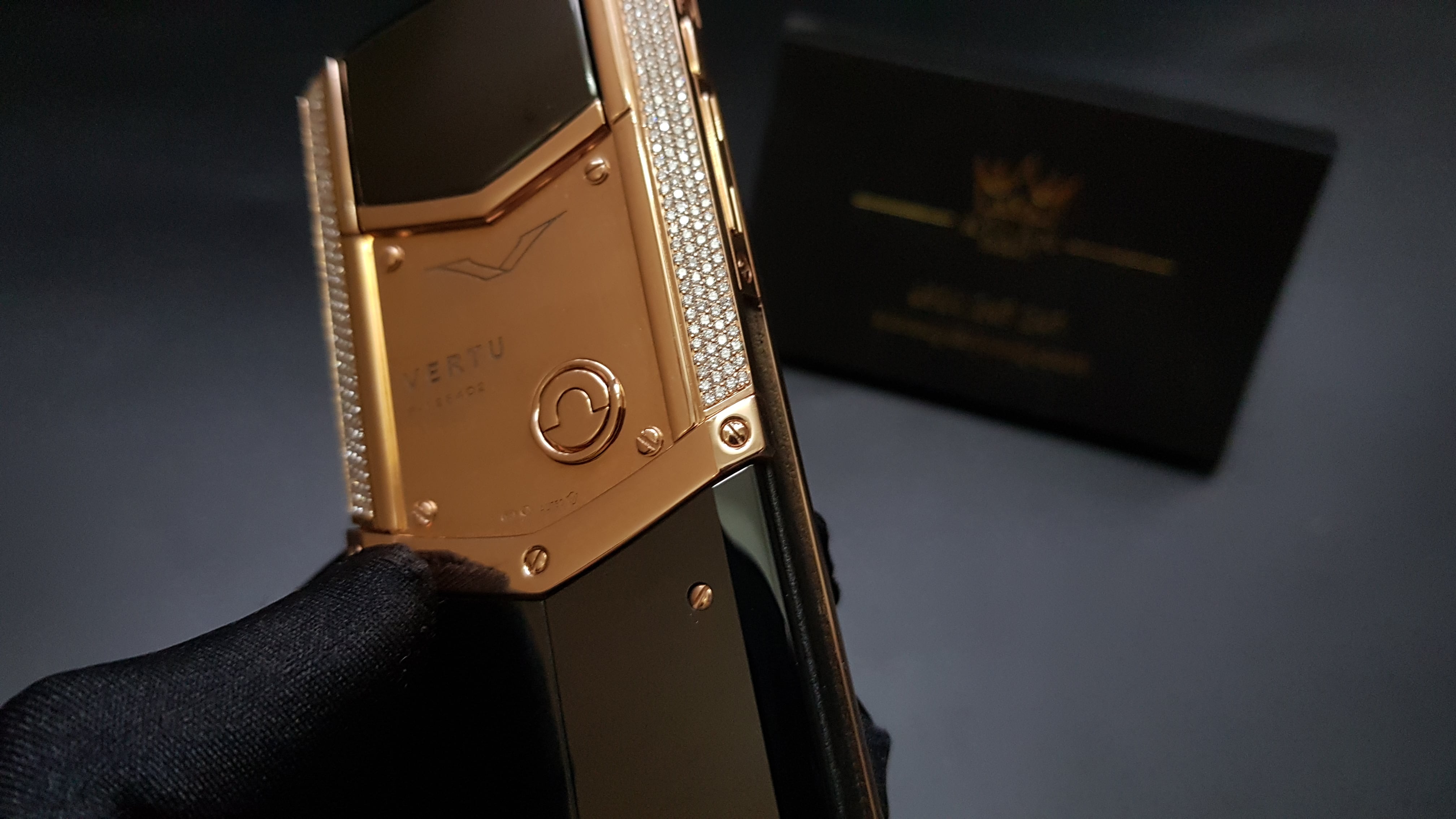 Kỳ Lân Luxury vertu signature s vang khoi dinh full kim cuong 36 Vertu Signature S Vàng khối đính full kim cương