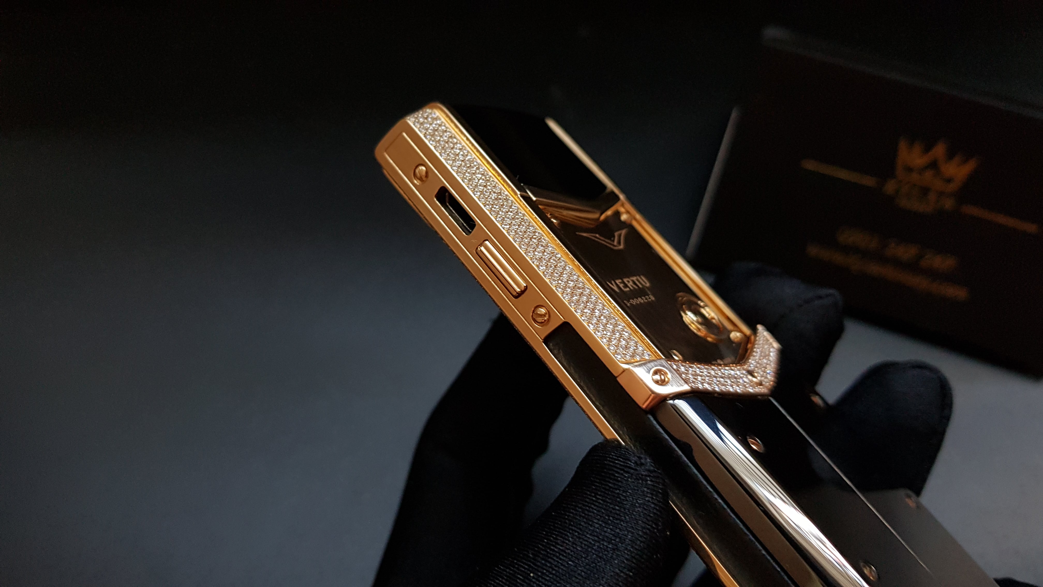 Kỳ Lân Luxury vertu signature s vang khoi dinh full kim cuong 39 e0529985 cb7b 427f 95c7 ccfa351c2e51 Vertu Signature S vàng khối đính full kim cương