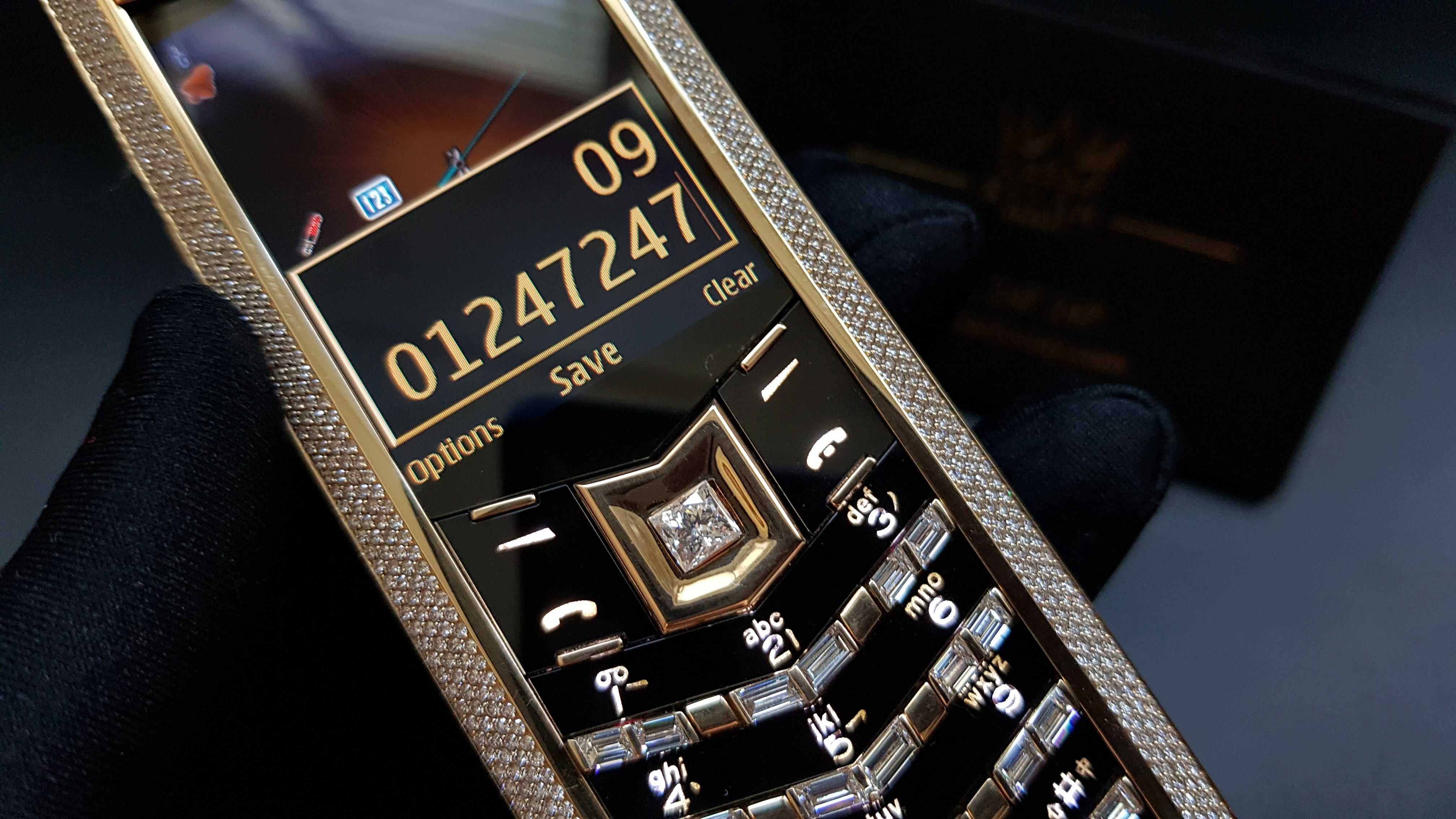 Kỳ Lân Luxury vertu signature s vang khoi dinh full kim cuong 7 72ef2dda fe19 46f1 840b 03945948819f Vertu Signature S vàng khối đính full kim cương
