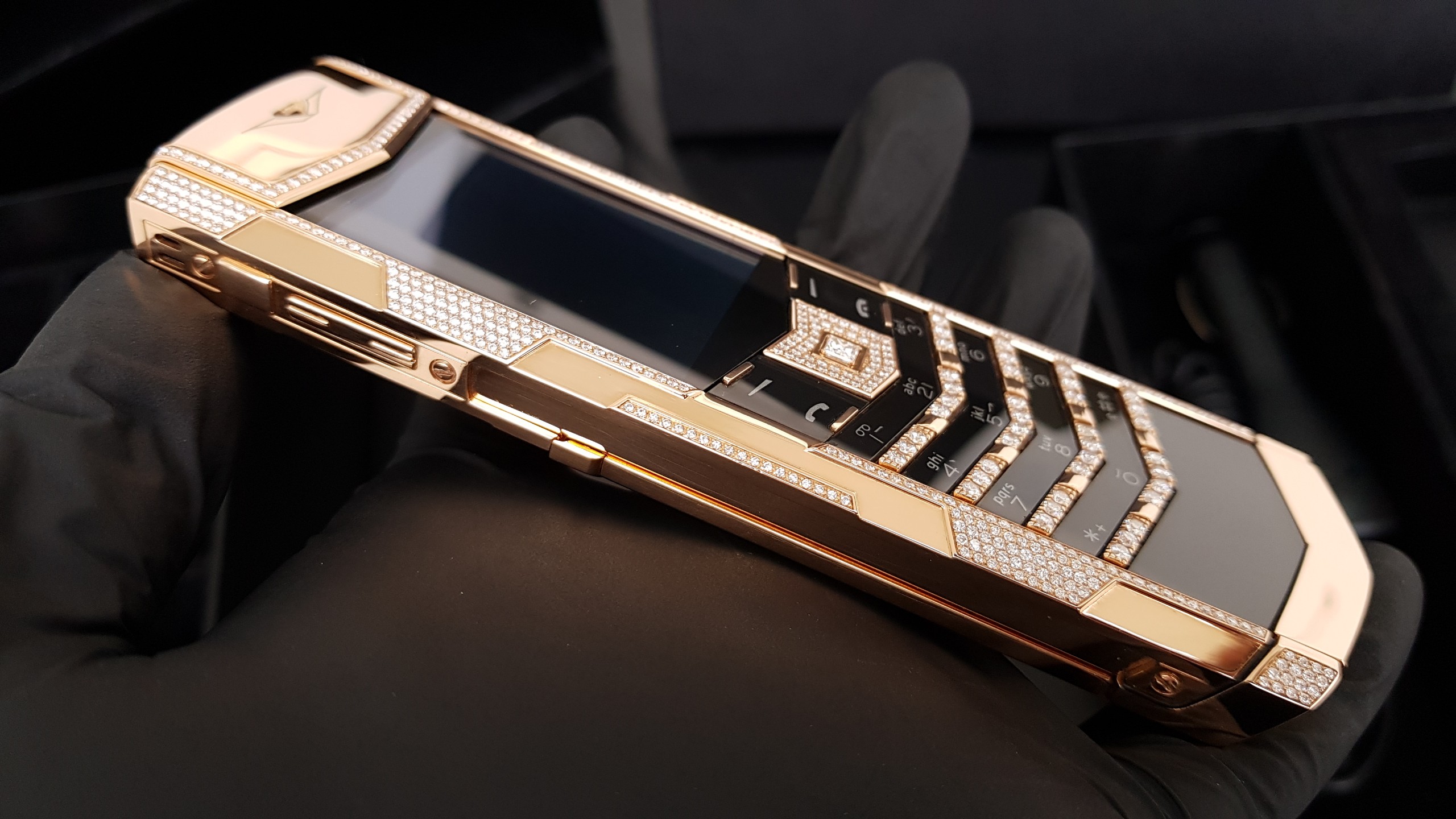 Điện thoại Vertu chính hãng Vertu New Signature S Dragon Black