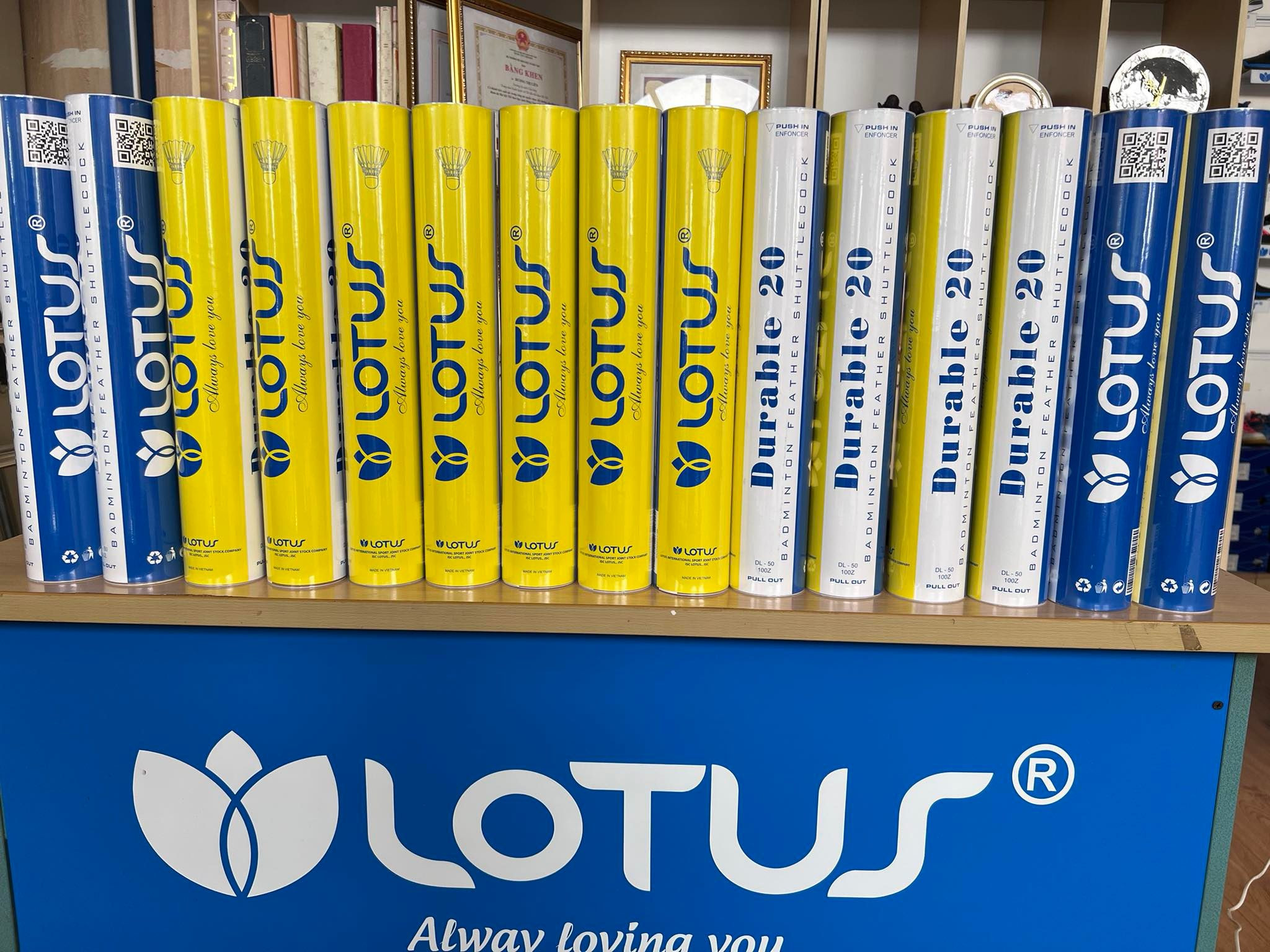 Quả Cầu Lông Lotus LS-20 Vỏ Mới Năm 2022