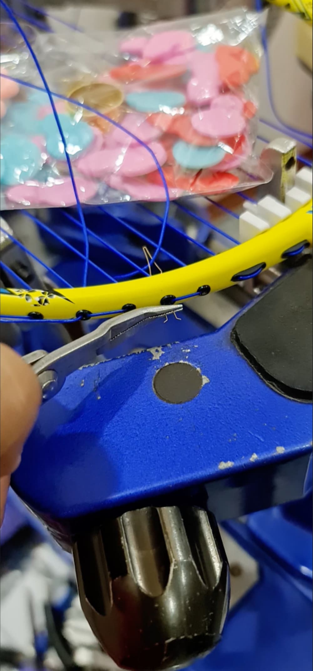 Dụng cụ kéo dây cước căng vợt qua lỗ gen vợt có đoạn giao nhau