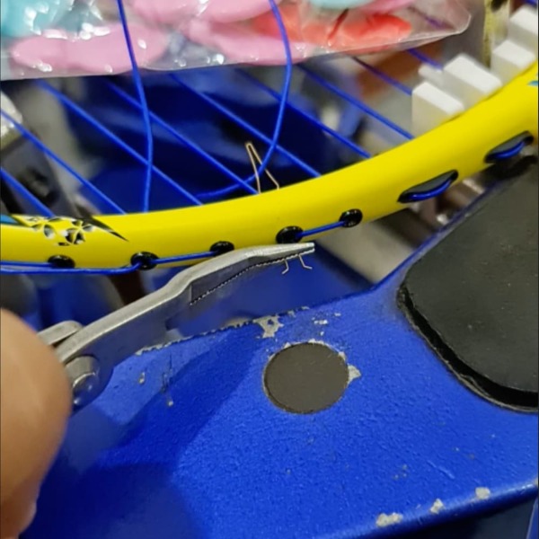 Dụng cụ hỗ trợ kéo dây cước cầu lông qua gen vợt đoạn giao nhau