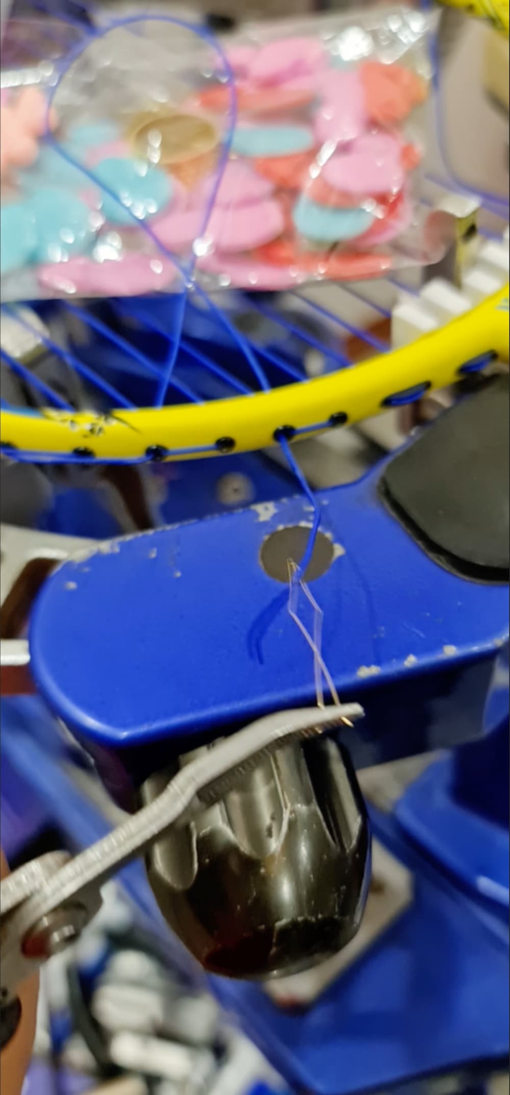 Dụng cụ kéo dây cước căng vợt qua lỗ gen vợt có đoạn giao nhau