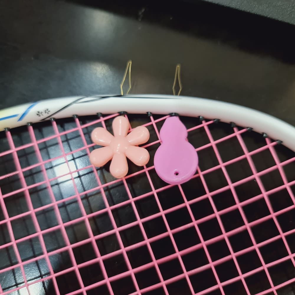 Dụng cụ hỗ trợ kéo dây cước cầu lông qua gen vợt đoạn giao nhau