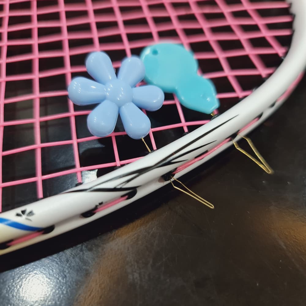 Dụng cụ kéo dây cước căng vợt qua lỗ gen vợt có đoạn giao nhau