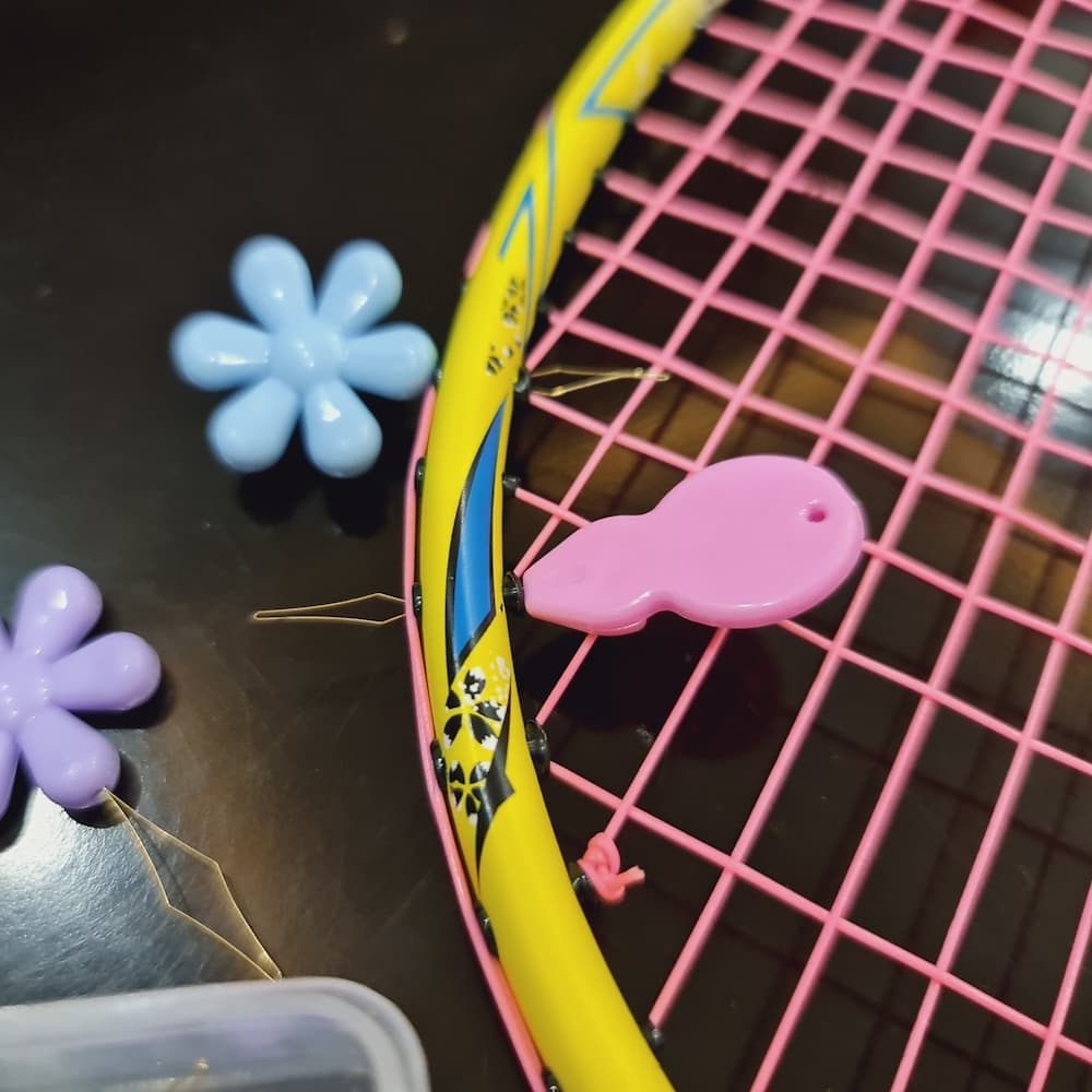 Dụng cụ kéo dây cước căng vợt qua lỗ gen vợt có đoạn giao nhau