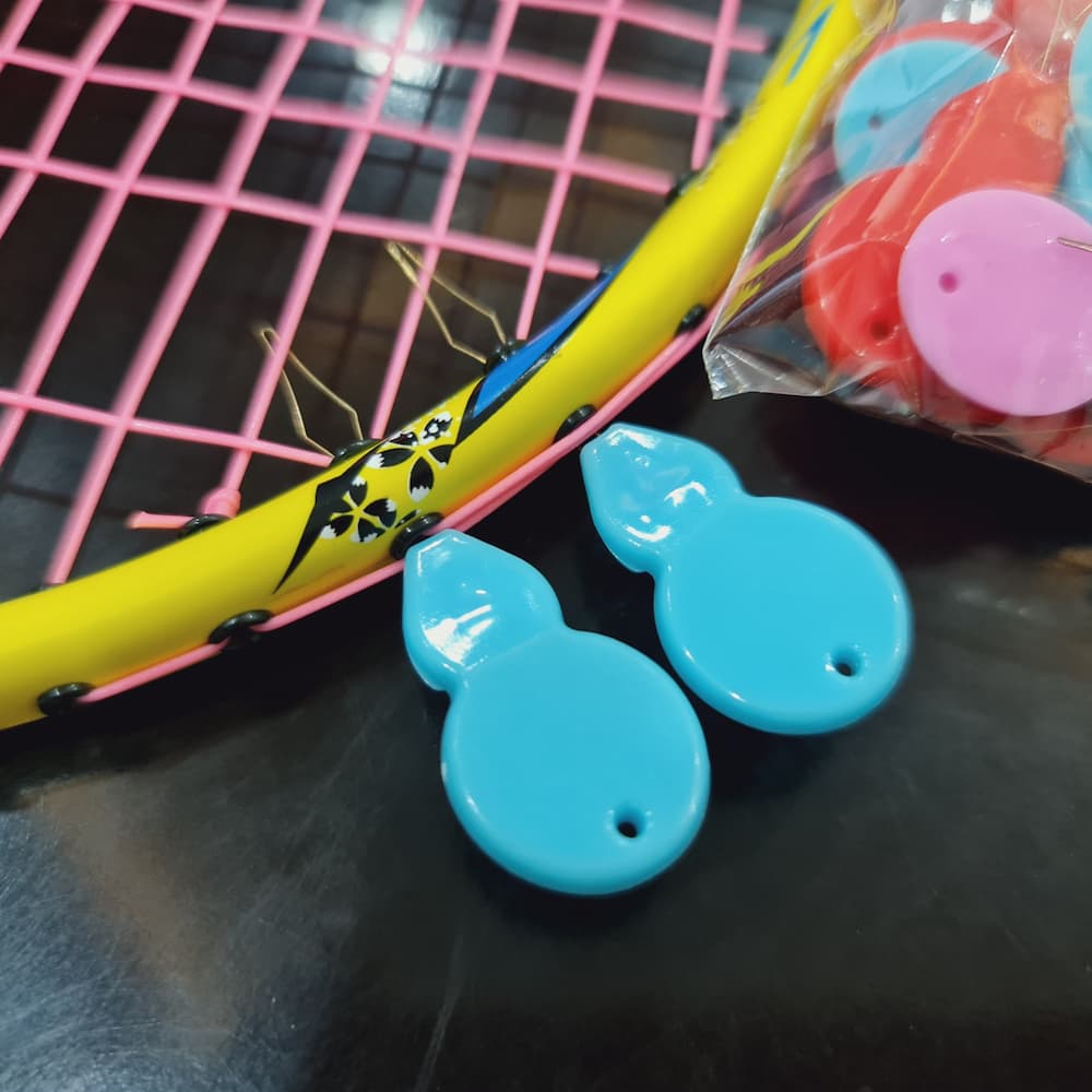 Dụng cụ hỗ trợ kéo dây cước cầu lông qua gen vợt đoạn giao nhau