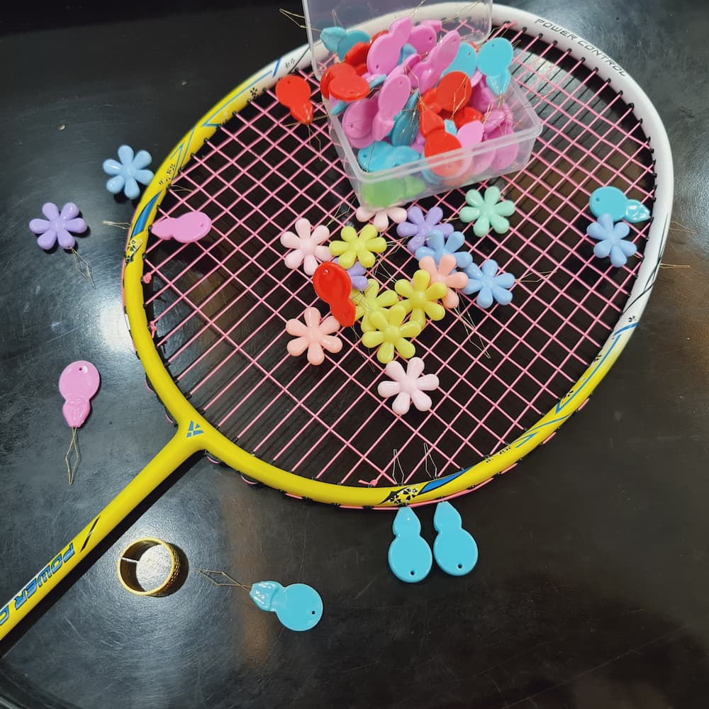 Dụng cụ hỗ trợ kéo dây cước cầu lông qua gen vợt đoạn giao nhau