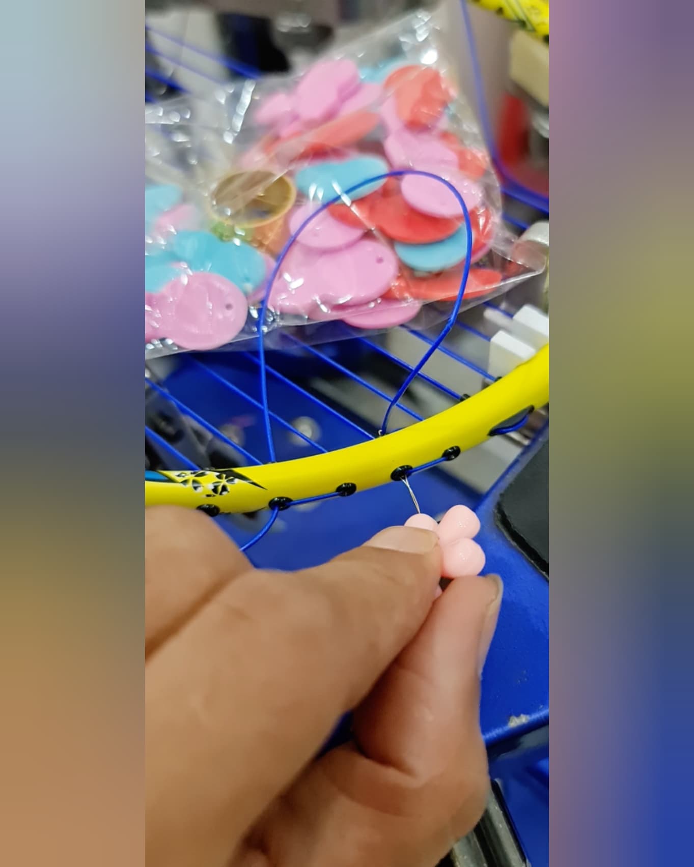 Dụng cụ kéo dây cước căng vợt qua lỗ gen vợt có đoạn giao nhau