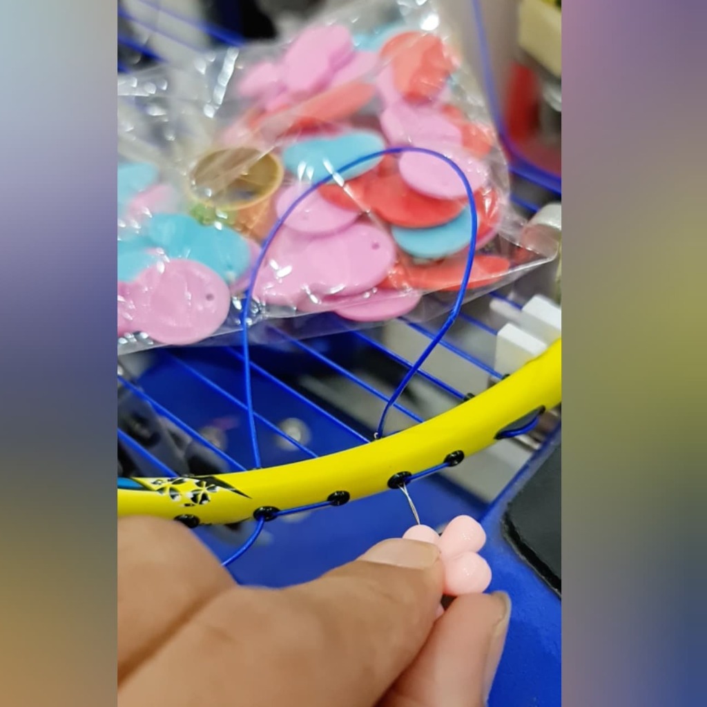 Dụng cụ hỗ trợ kéo dây cước cầu lông qua gen vợt đoạn giao nhau