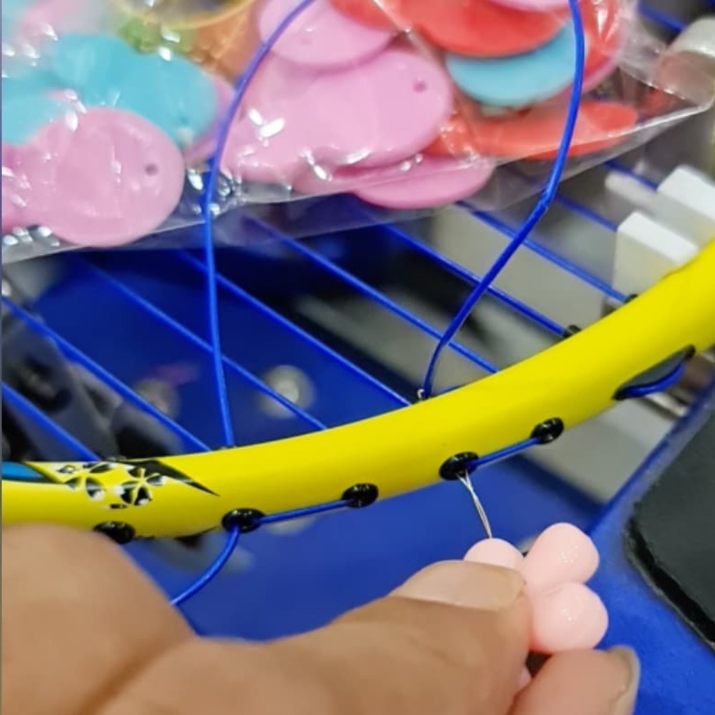 Dụng cụ hỗ trợ kéo dây cước cầu lông qua gen vợt đoạn giao nhau