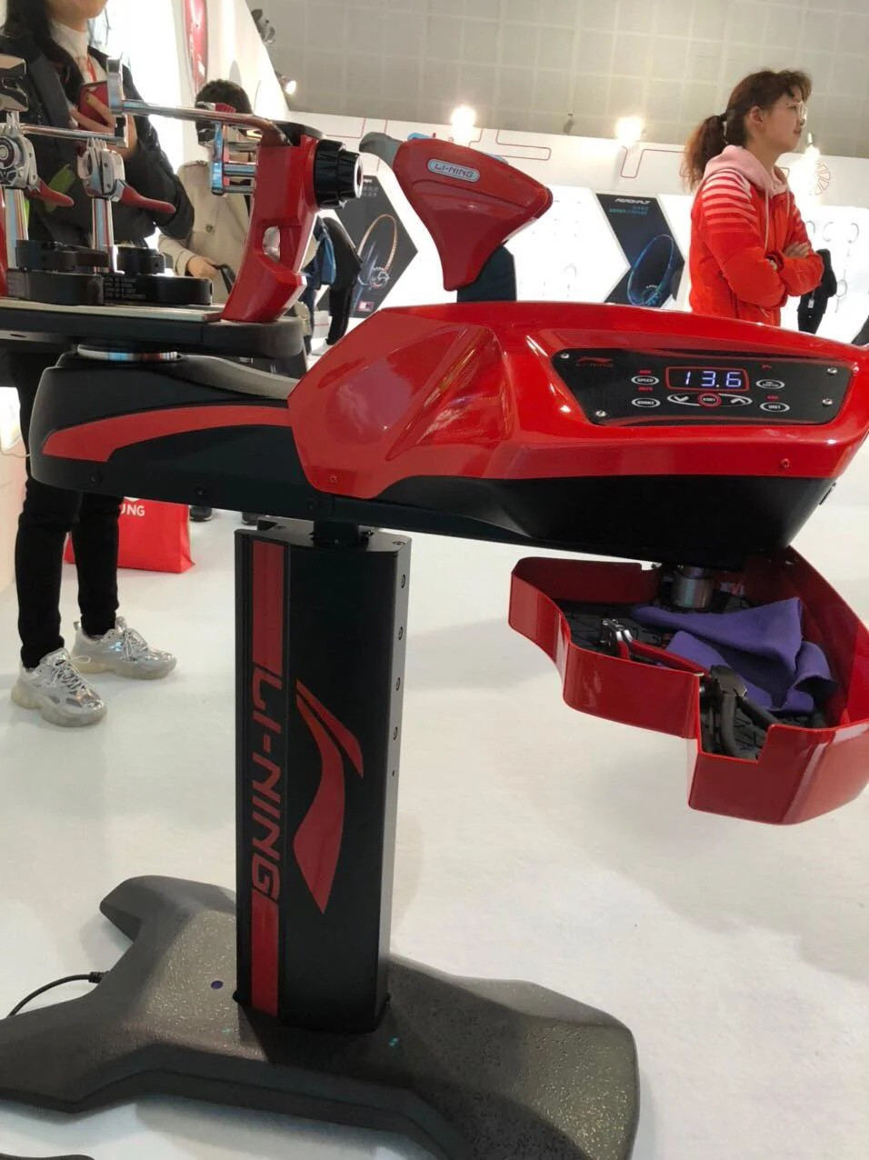 Máy Điện Tử Li-Ning E5000 Pro | Năm 2024