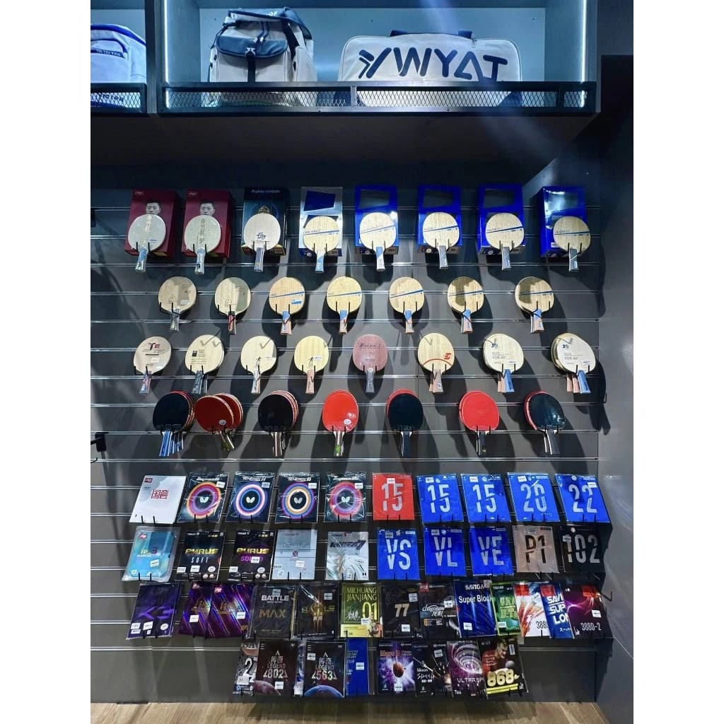 Trưng Bày Cửa Hàng Thể Thao Với Các loại móc treo trưng bày vợt pickleball cài kệ rãnh kệ lưới bắn vít tole lỗ | Sports store display