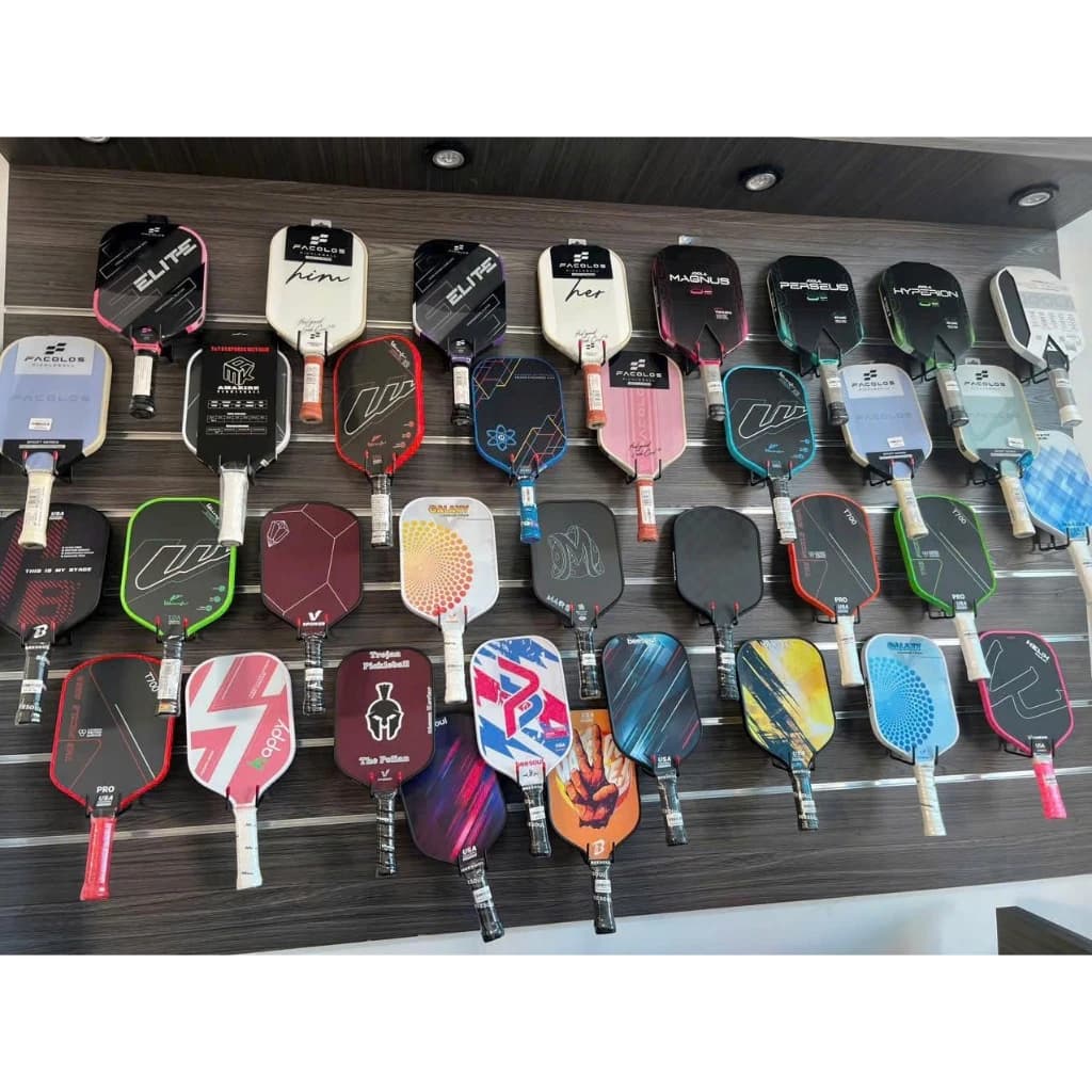 Trưng Bày Cửa Hàng Thể Thao Với Các loại móc treo trưng bày vợt pickleball cài kệ rãnh kệ lưới bắn vít tole lỗ | Sports store display