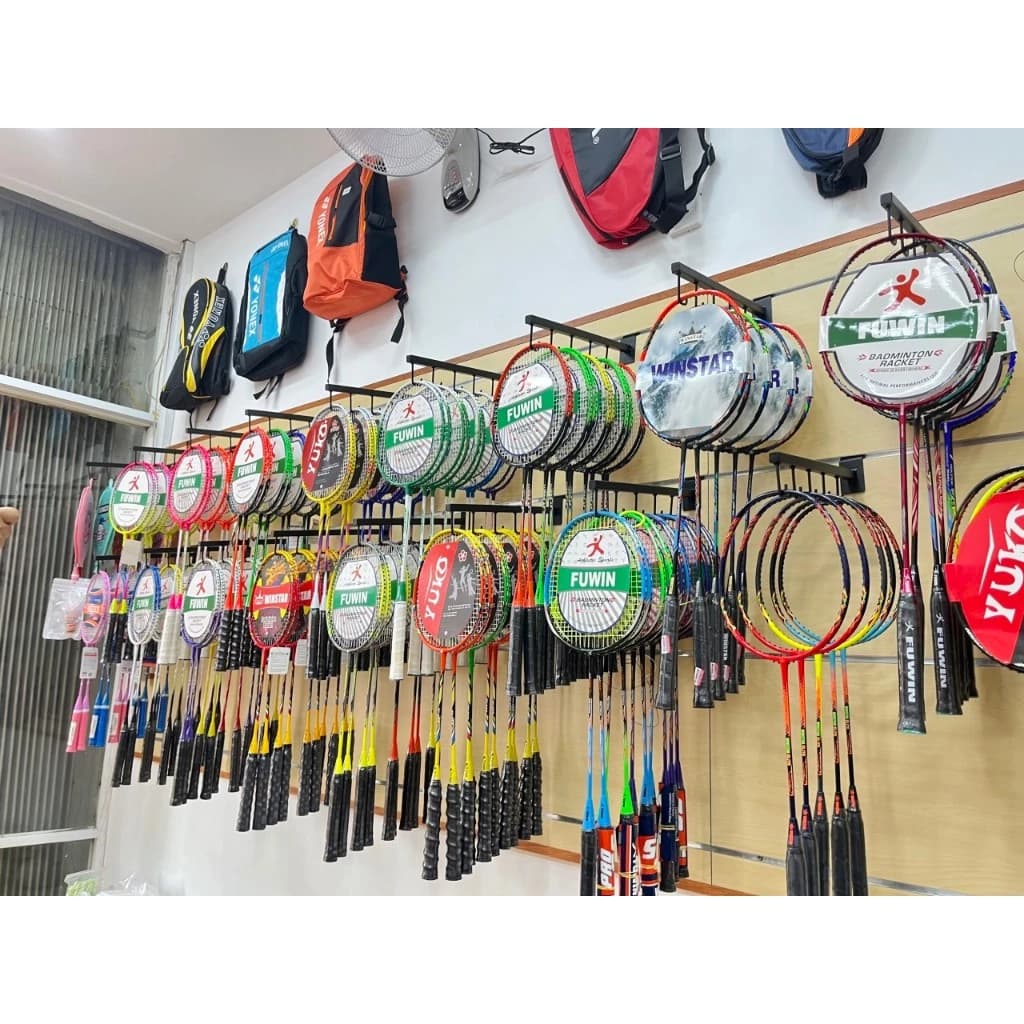 Trưng Bày Cửa Hàng Thể Thao Với Các loại móc treo vợt cầu lông màu đen sơn tĩnh điện gồm 4 móc râu nhỏ dài 35cm | Sports store display