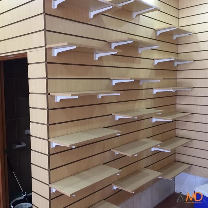 Trưng Bày Cửa Hàng Thể Thao Với Cặp Tay Đỡ Kệ Gỗ Cài Rãnh Slatwall Màu Trắng 30cm Sắt Dày 2 Li Sơn Tĩnh Điện | Sports store display