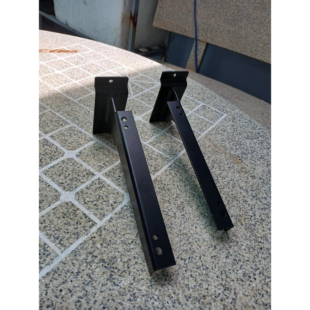 Trưng Bày Cửa Hàng Thể Thao Với Cặp tay đỡ kệ gỗ cài rãnh slatwall rãnh âm kích thước 25cm | Sports store display