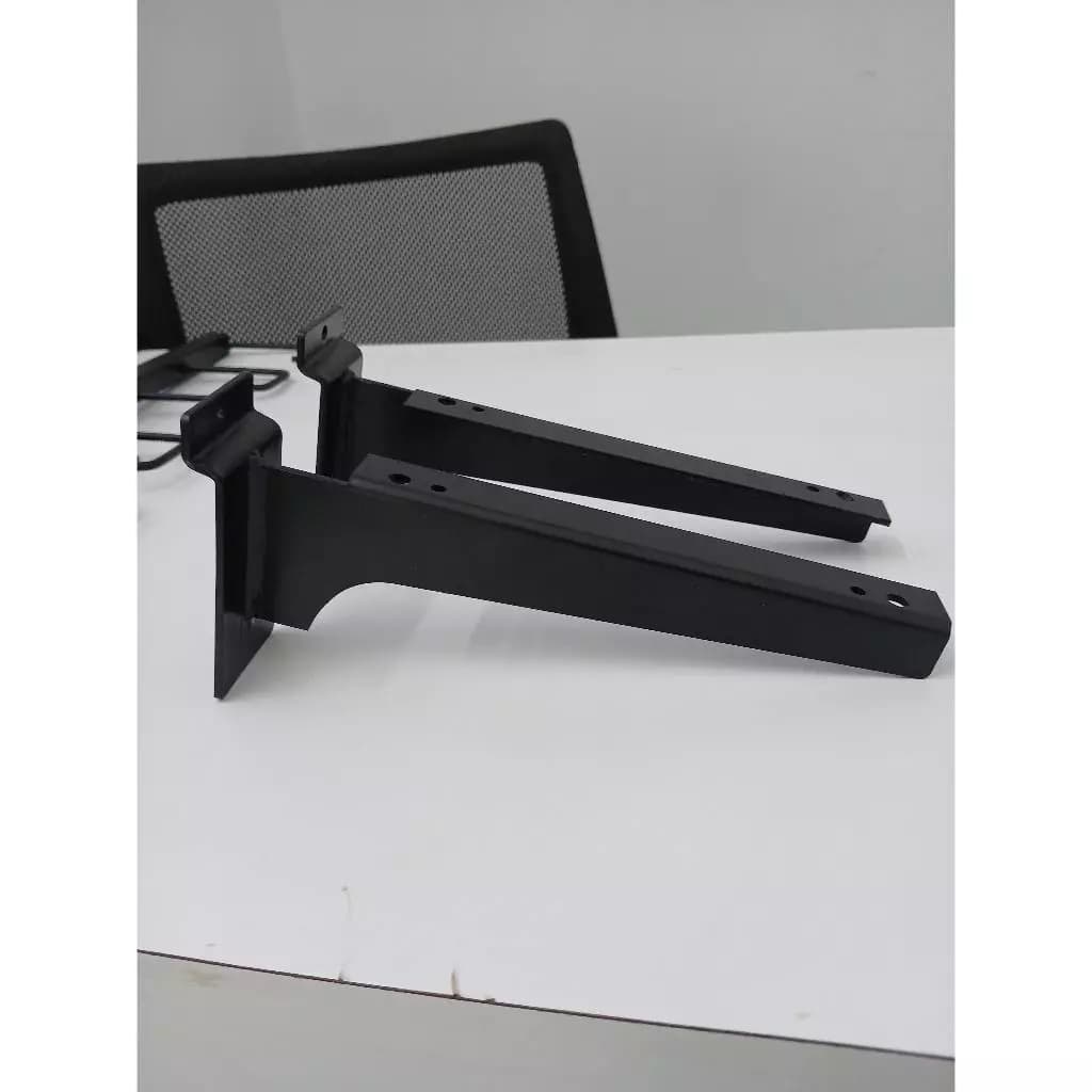 Trưng Bày Cửa Hàng Thể Thao Với Cặp tay đỡ kệ gỗ cài rãnh slatwall rãnh âm kích thước 25cm | Sports store display