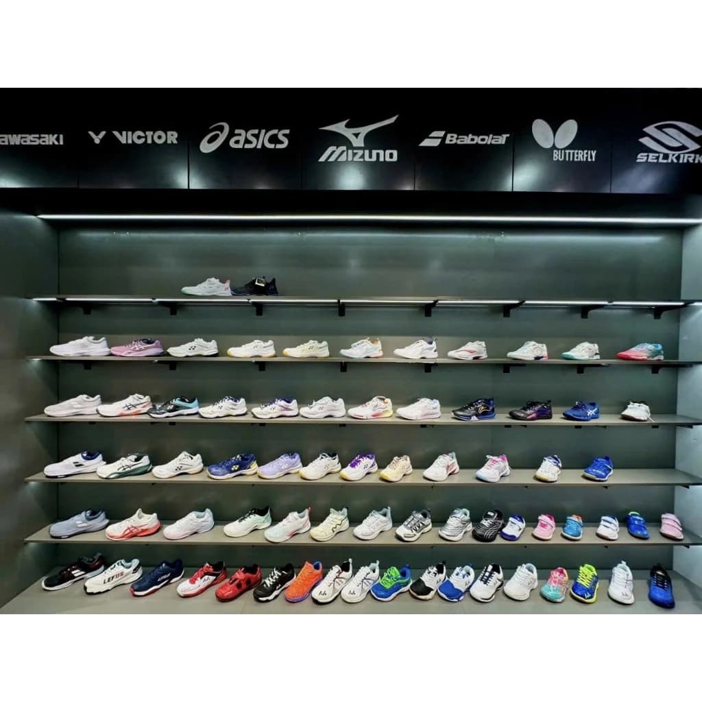 Trưng Bày Cửa Hàng Thể Thao Với Cặp tay đỡ kệ gỗ cài rãnh slatwall rãnh âm kích thước 25cm | Sports store display
