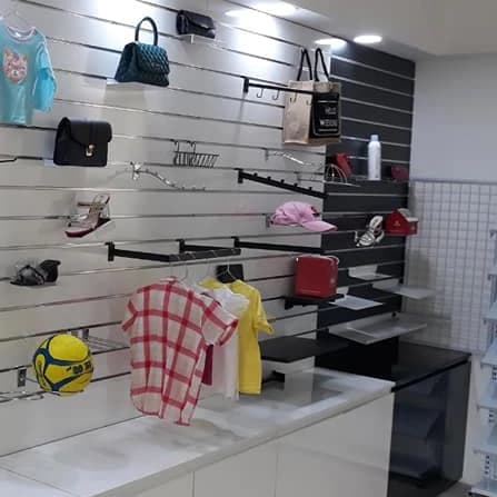 Trưng Bày Cửa Hàng Thể Thao Với Cây nhôm cài rãnh tấm slatwall MDF | Sports store display