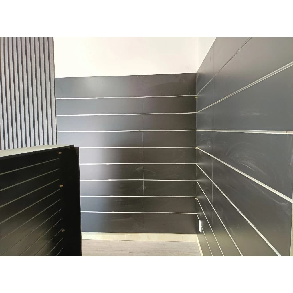 Trưng Bày Cửa Hàng Thể Thao Với Cây nhôm cài rãnh tấm slatwall MDF | Sports store display