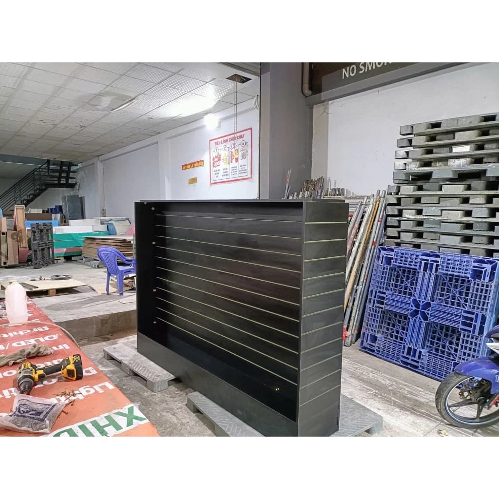 Trưng Bày Cửa Hàng Thể Thao Với Cây nhôm cài rãnh tấm slatwall MDF | Sports store display