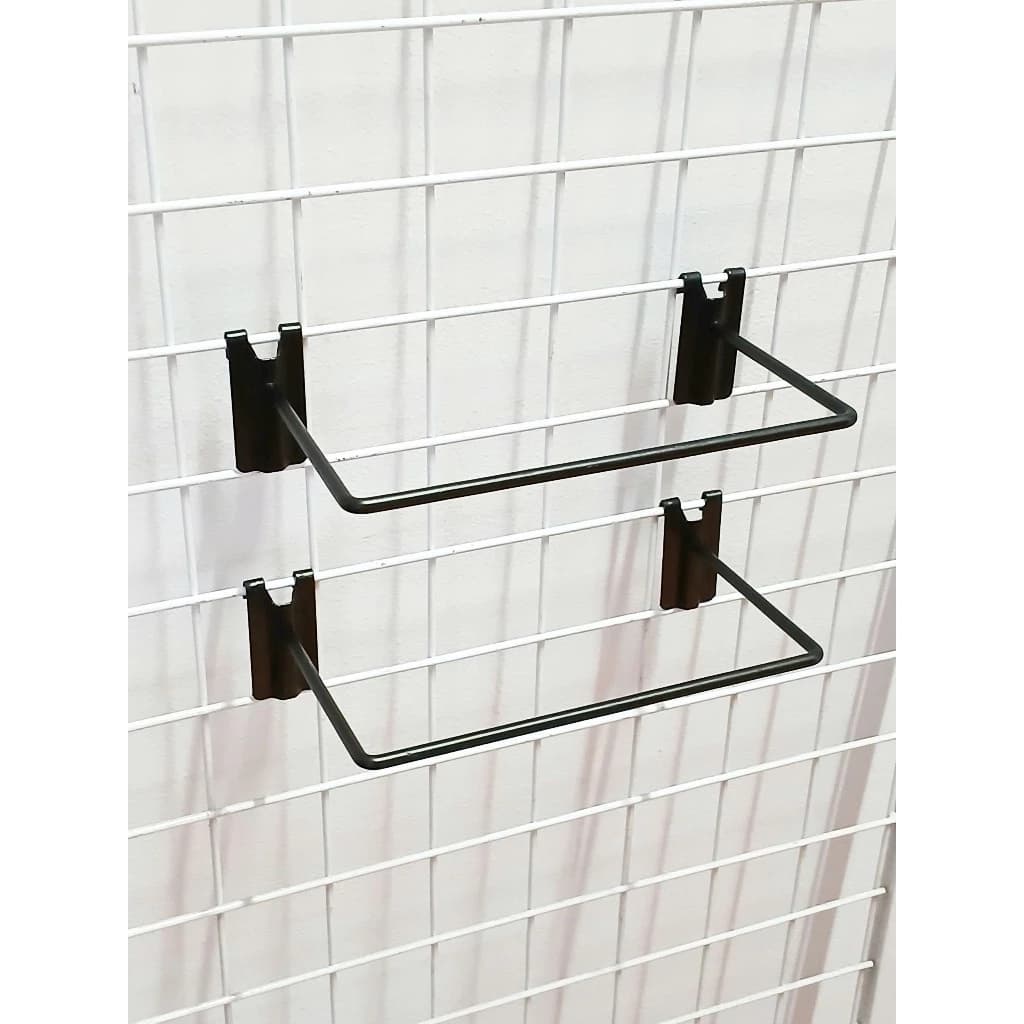 Trưng Bày Cửa Hàng Thể Thao Với Combo 10 kệ trưng bày giày dép cài lưới ô vuông 5cm, kích thước 18x20cm, sắt phi 5mm | Sports store display